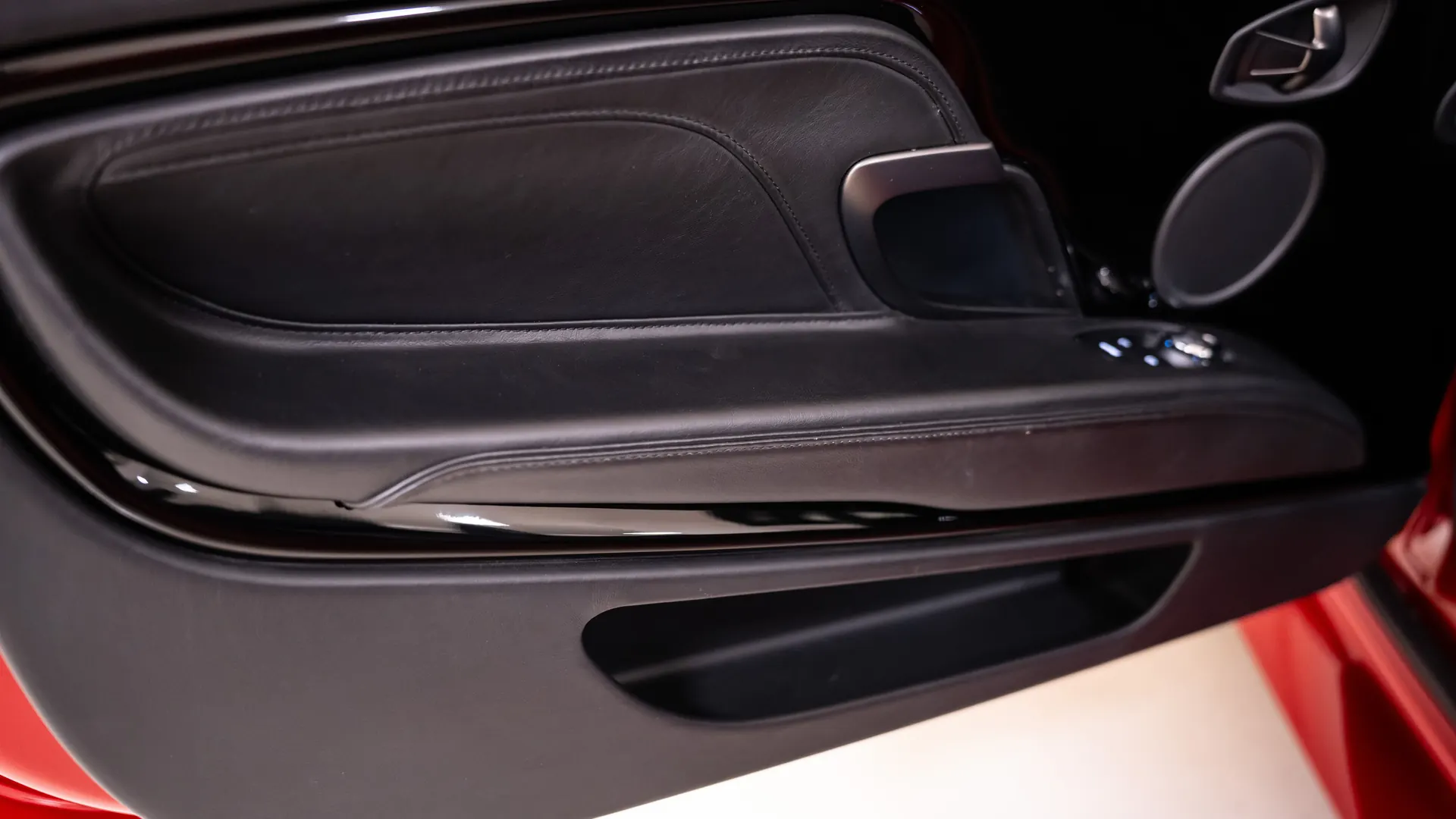 Aston Martin DBS — photo 18