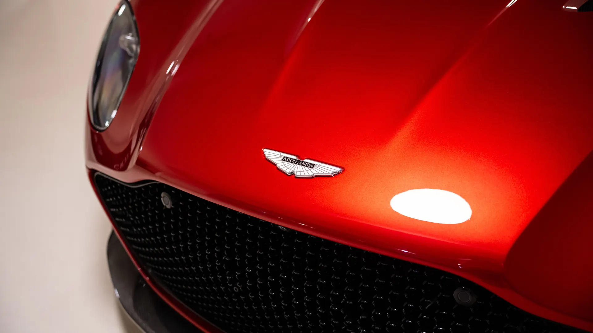 Aston Martin DBS — photo 10