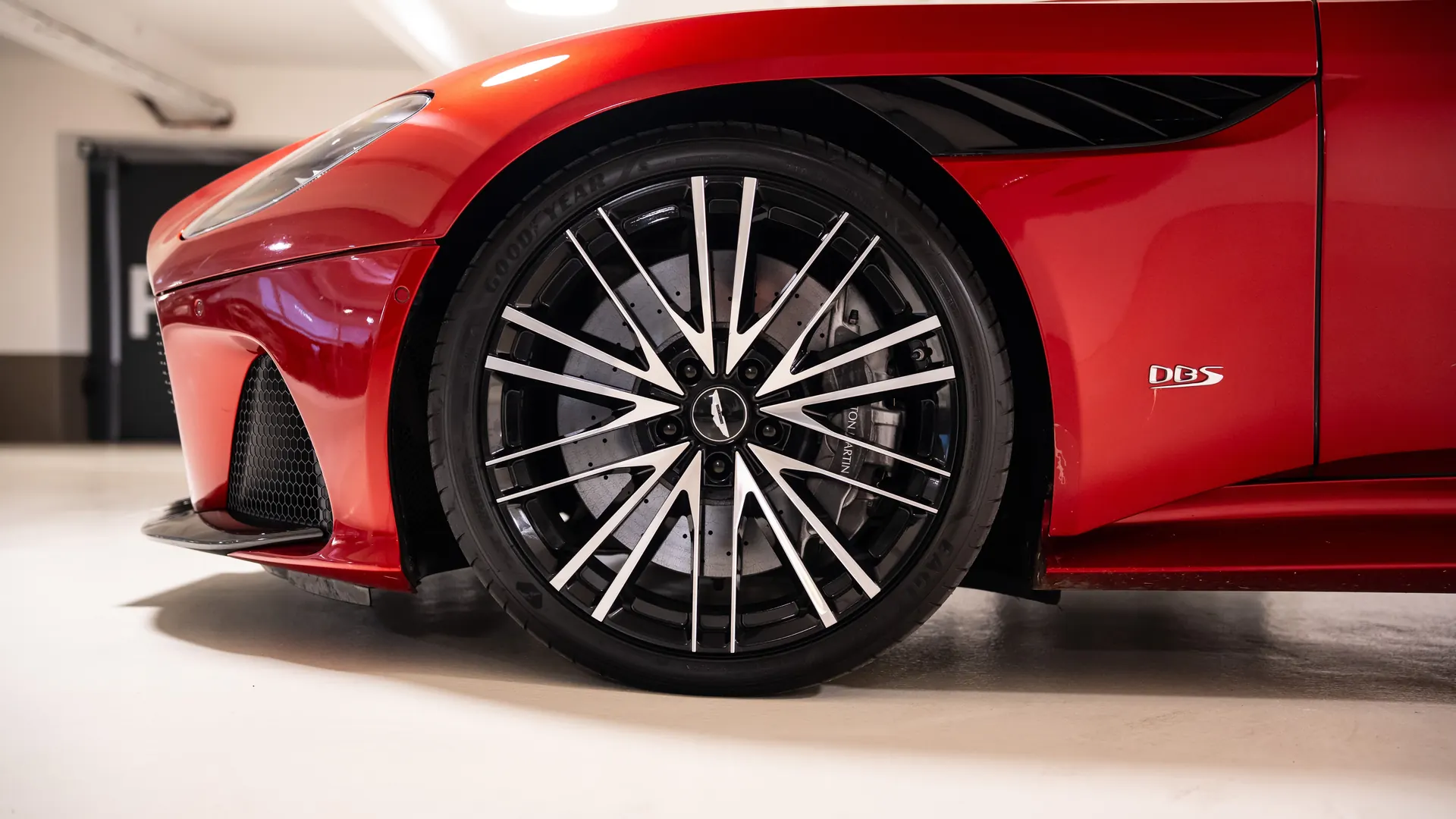Aston Martin DBS — photo 43