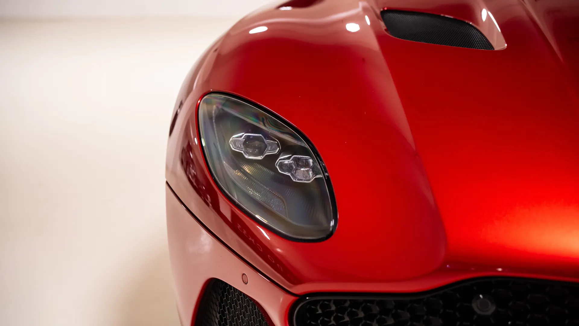 Aston Martin DBS — photo 42