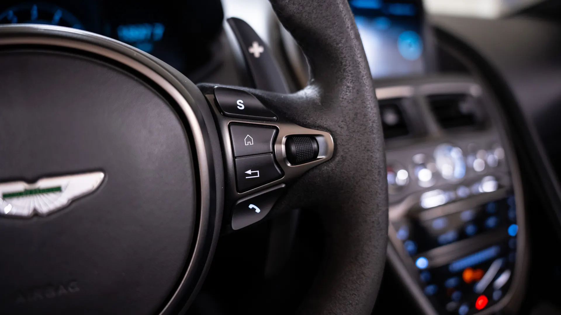 Aston Martin DBS — photo 25