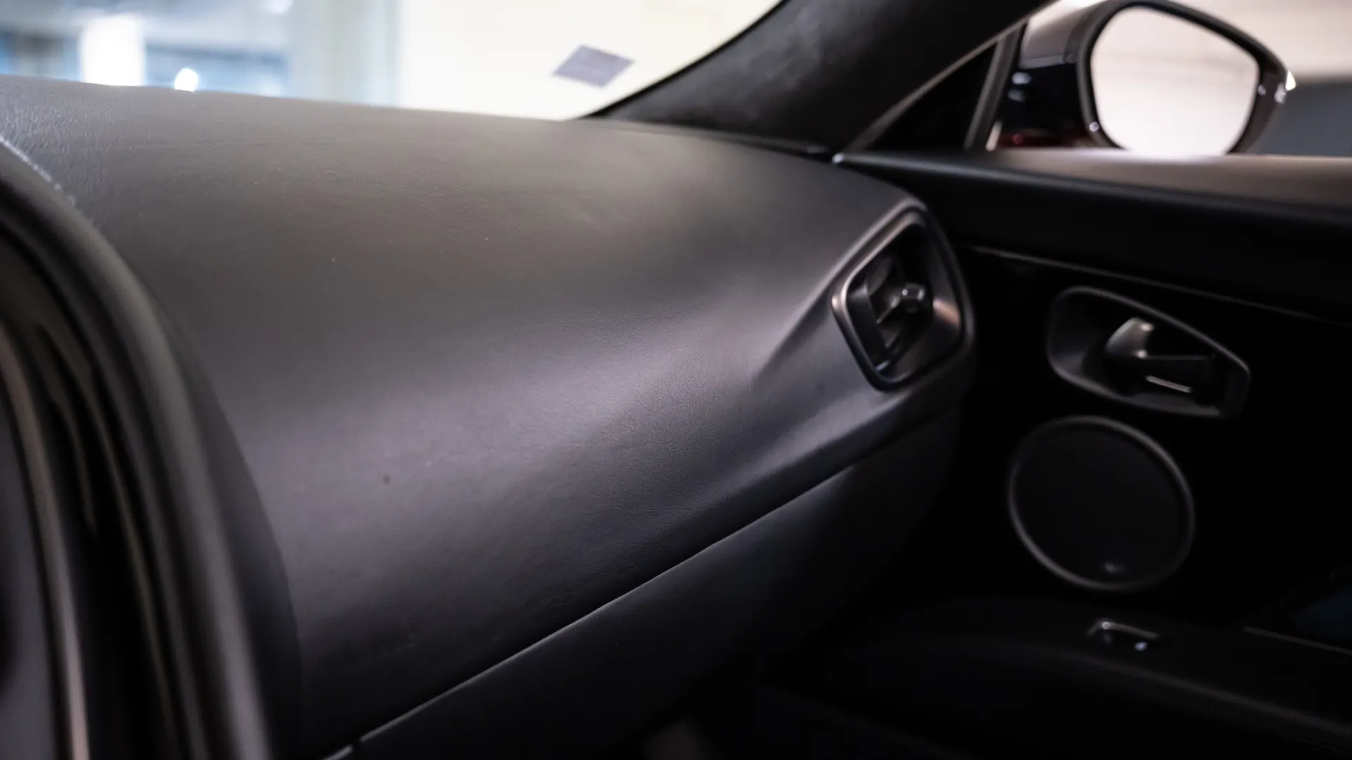 Aston Martin DBS — photo 3