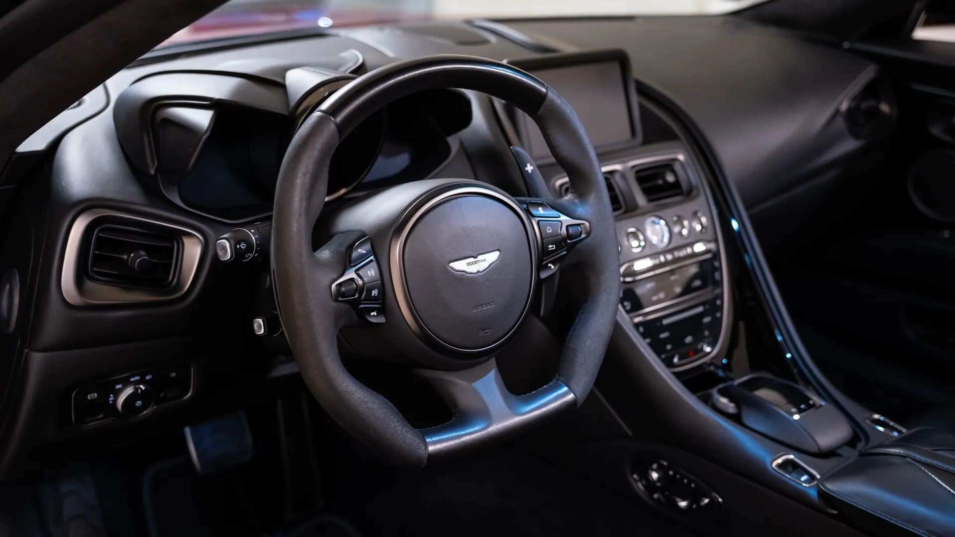 Aston Martin DBS — photo 15
