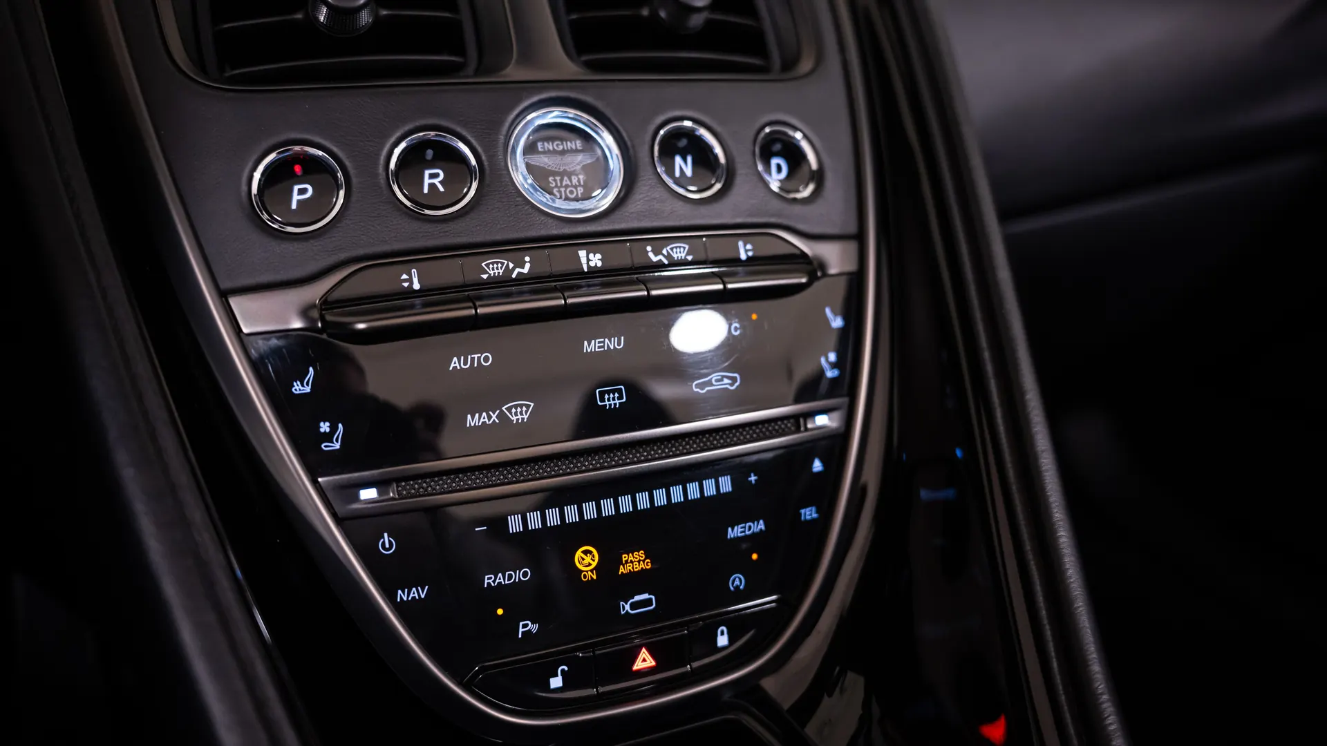 Aston Martin DBS — photo 14