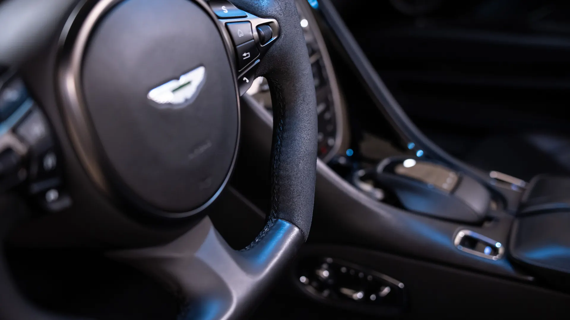 Aston Martin DBS — photo 16