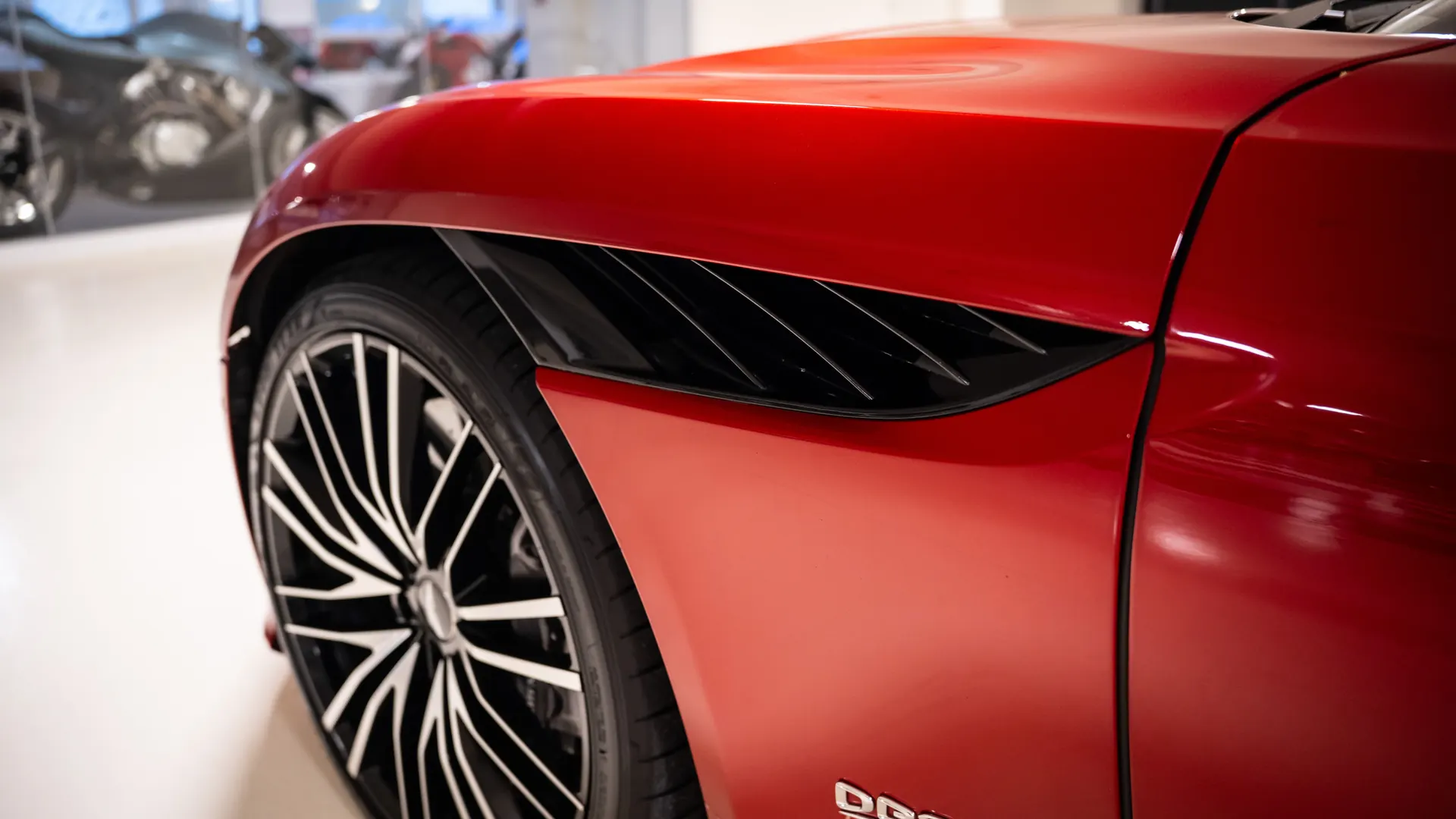 Aston Martin DBS — photo 31