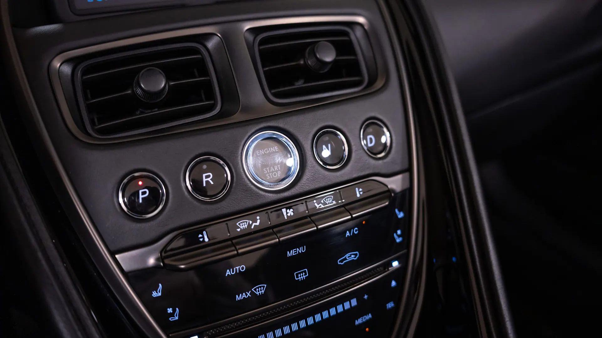 Aston Martin DBS — photo 13