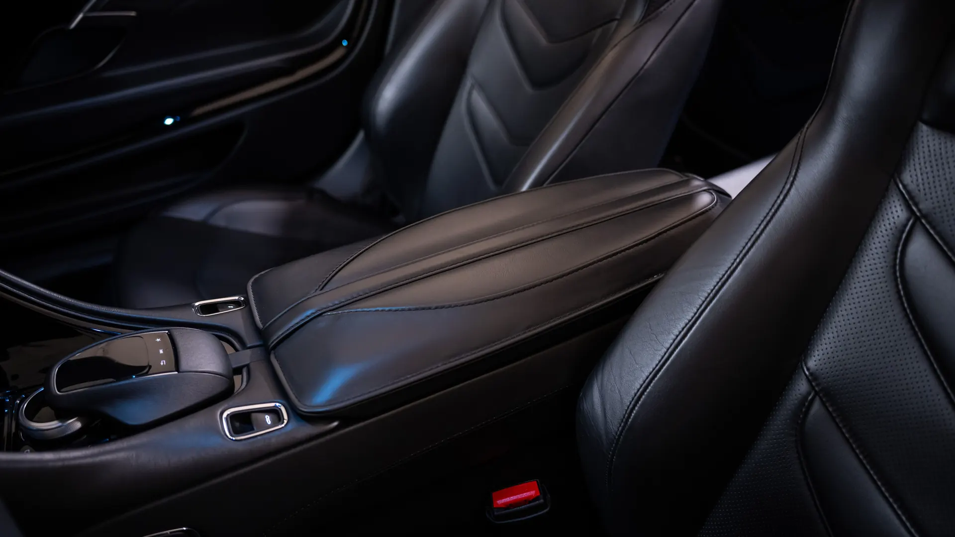 Aston Martin DBS — photo 27