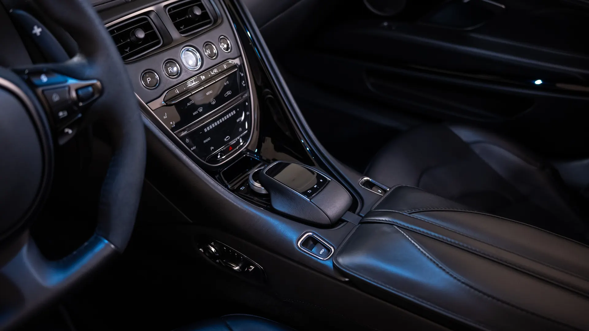 Aston Martin DBS — photo 6