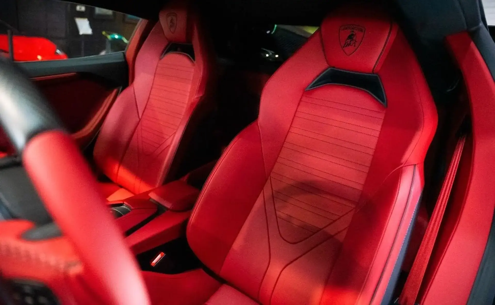 Lamborghini Revuelto — photo 8