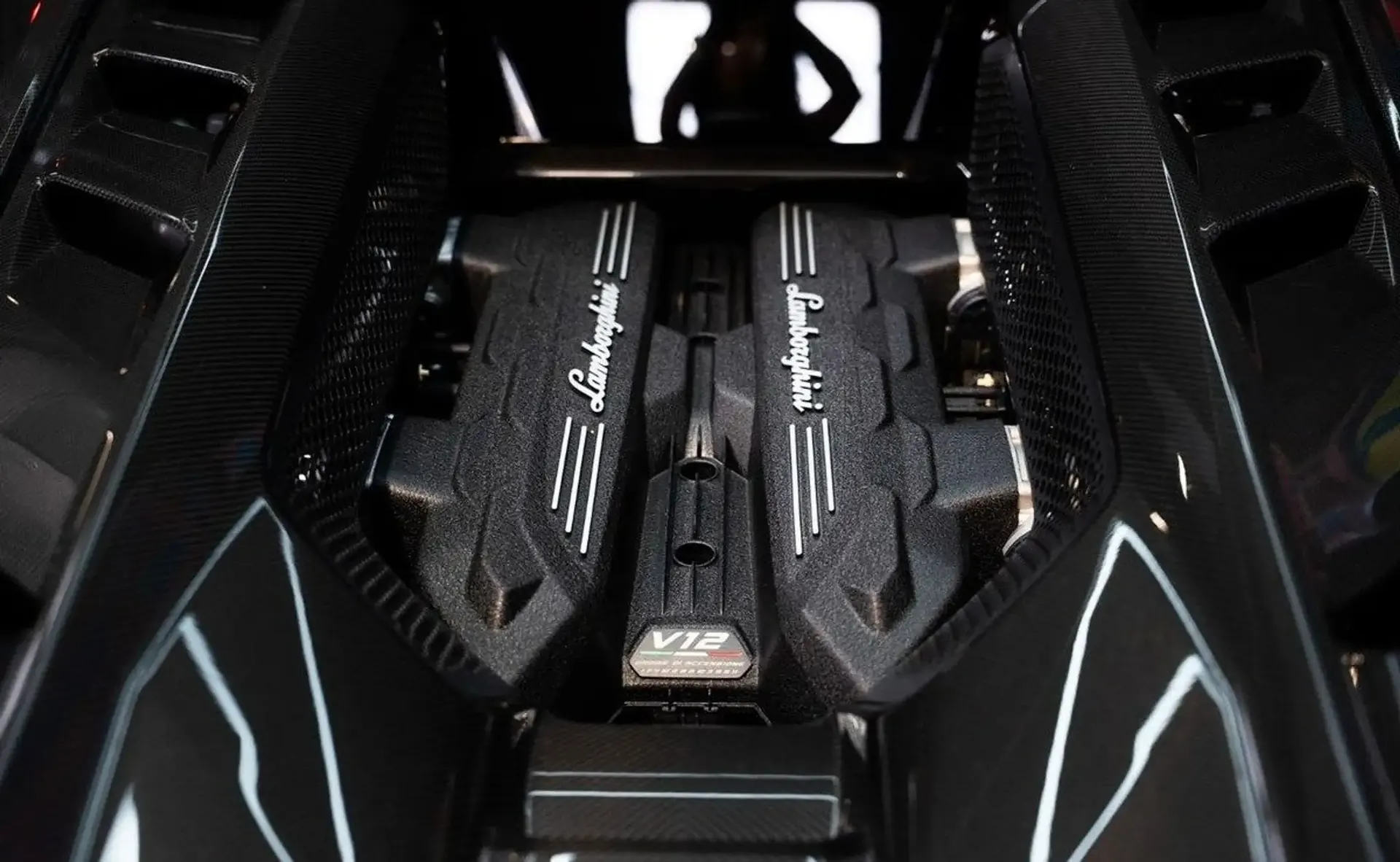 Lamborghini Revuelto — photo 14
