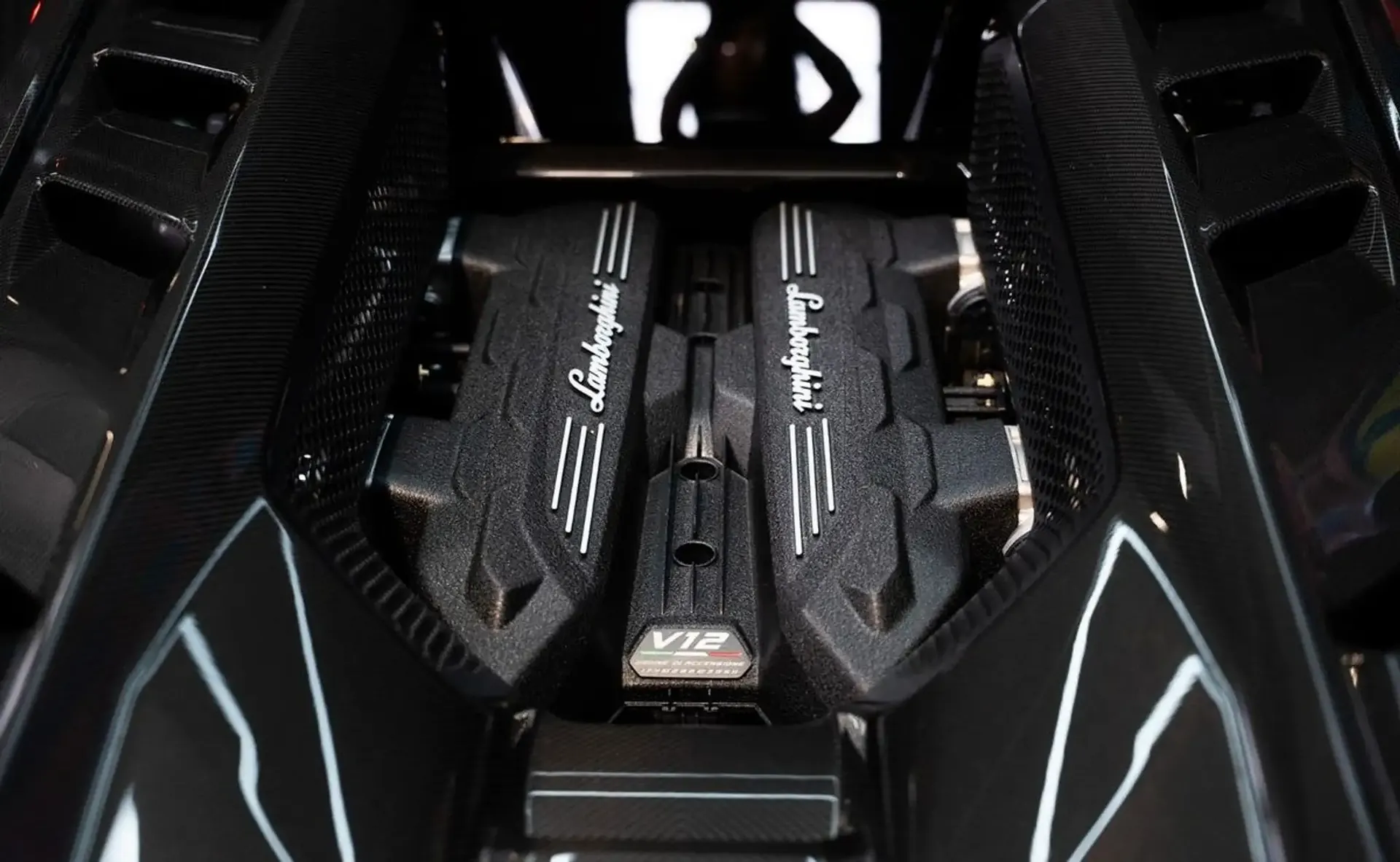 Lamborghini Revuelto — photo 14