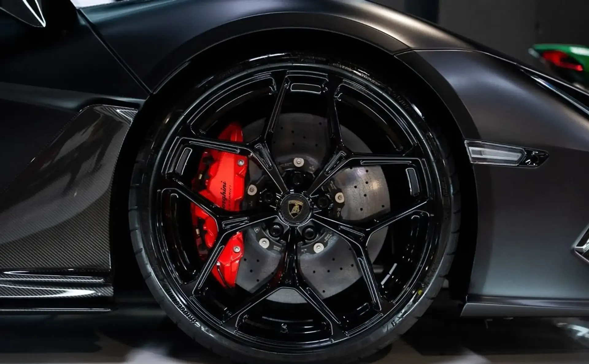 Lamborghini Revuelto — photo 15
