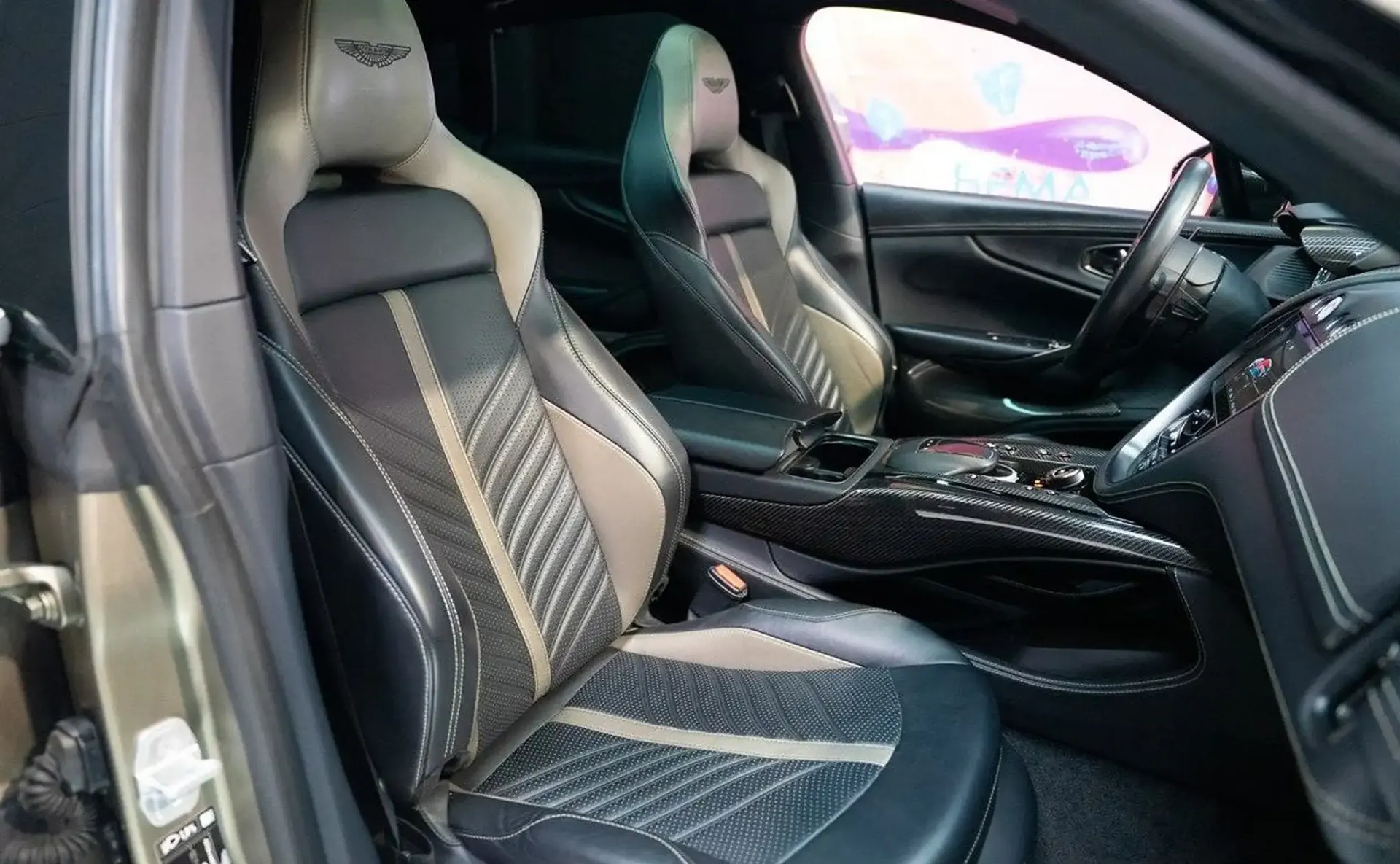 Aston Martin DBX — photo 10