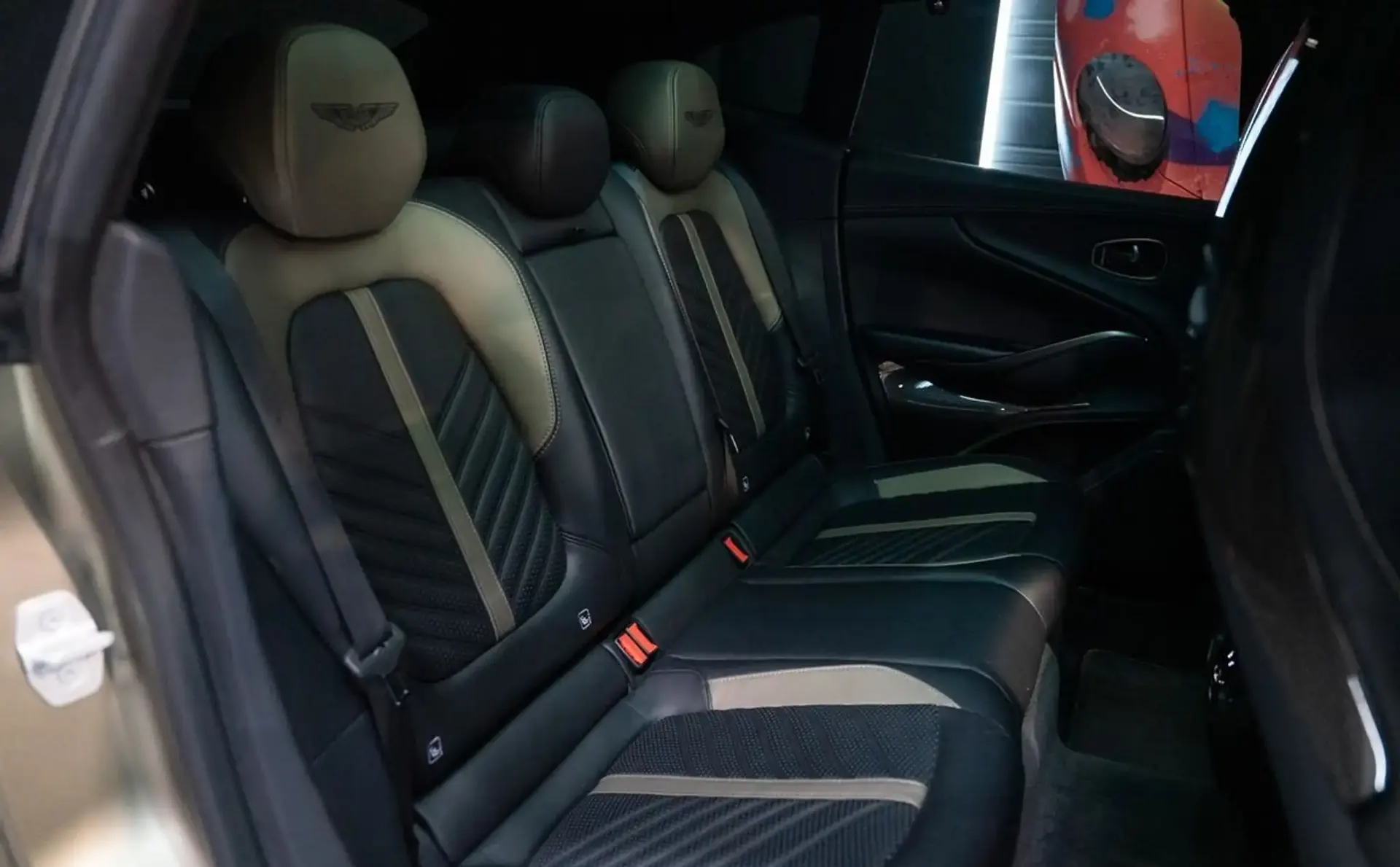 Aston Martin DBX — photo 14