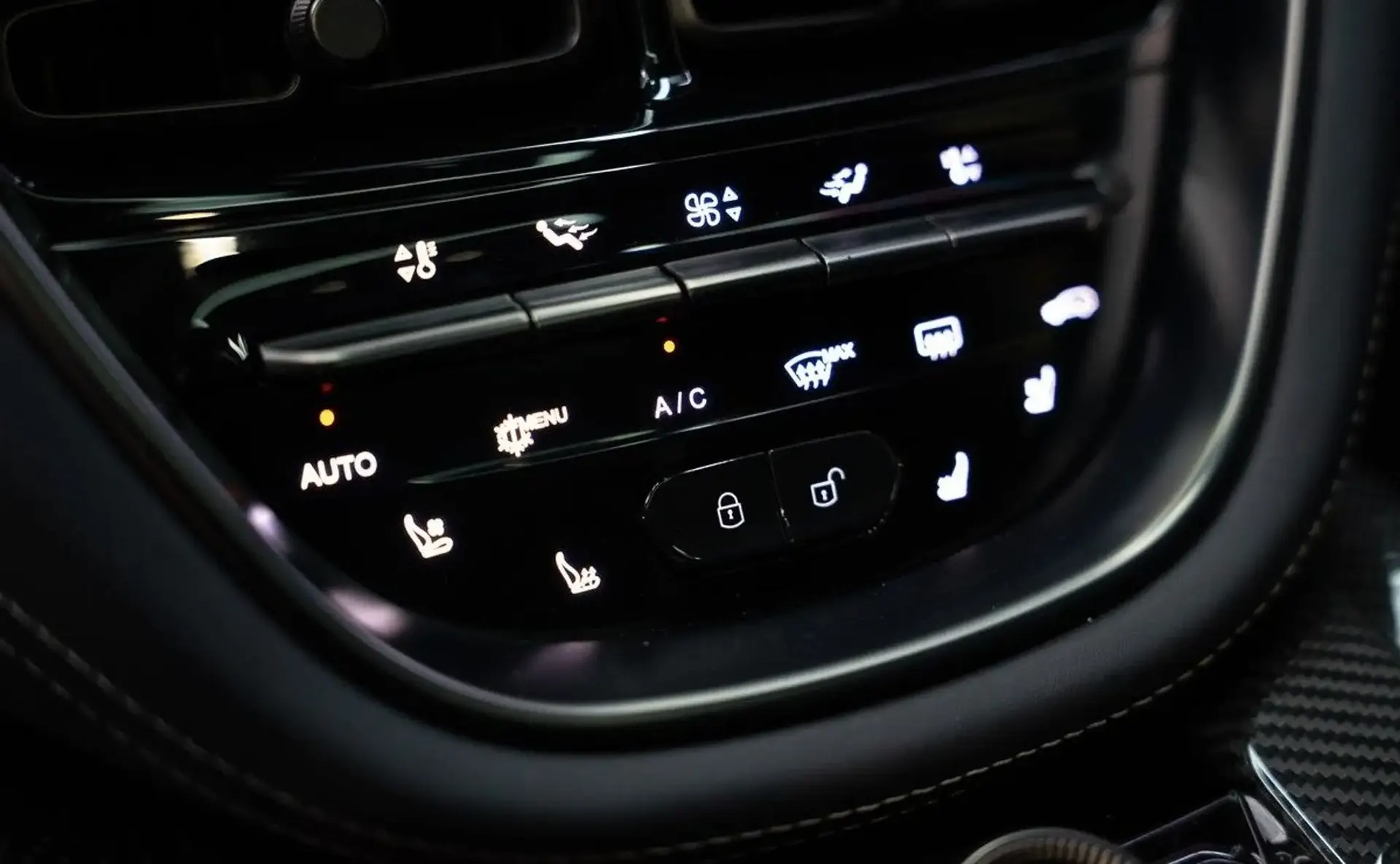 Aston Martin DBX — photo 12