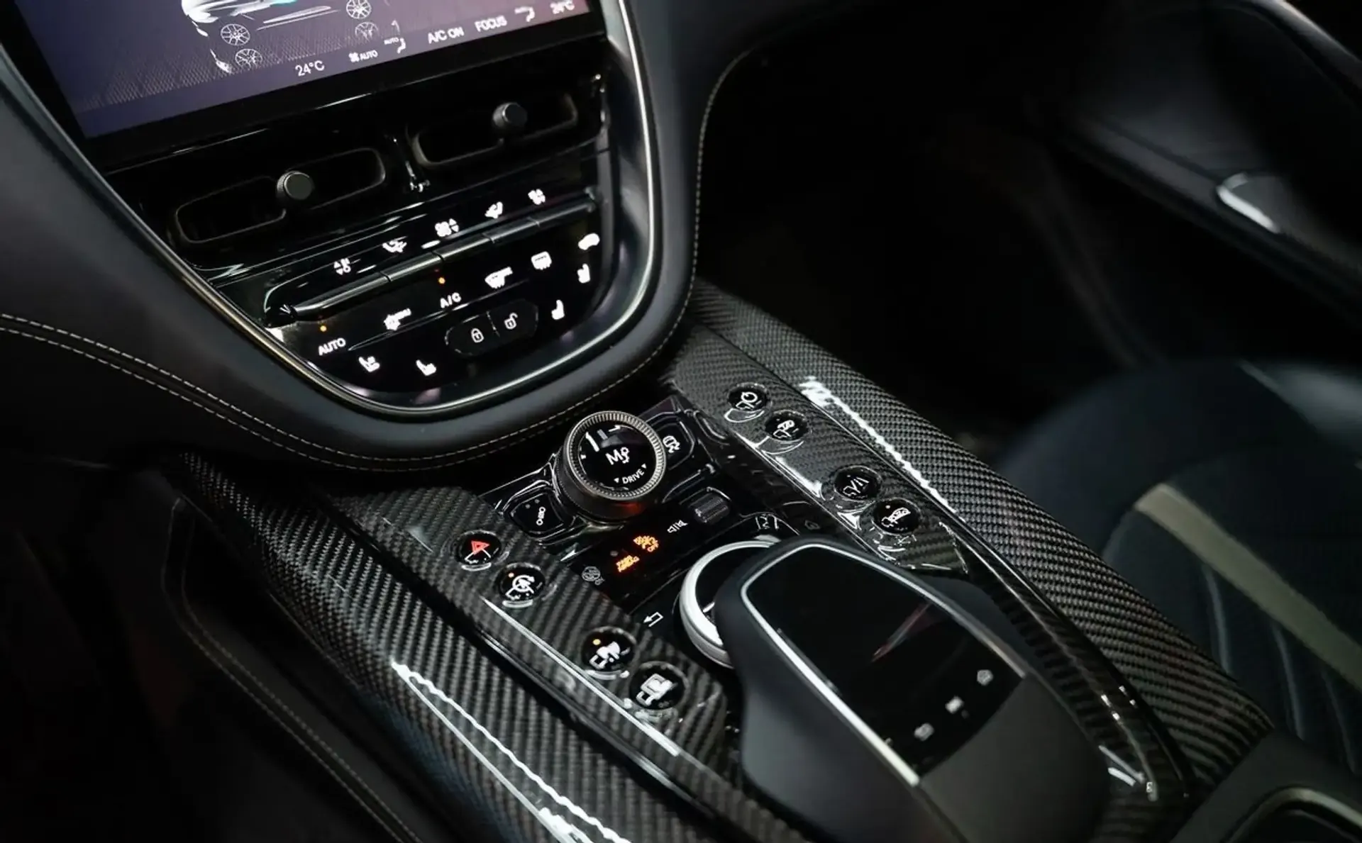 Aston Martin DBX — photo 11
