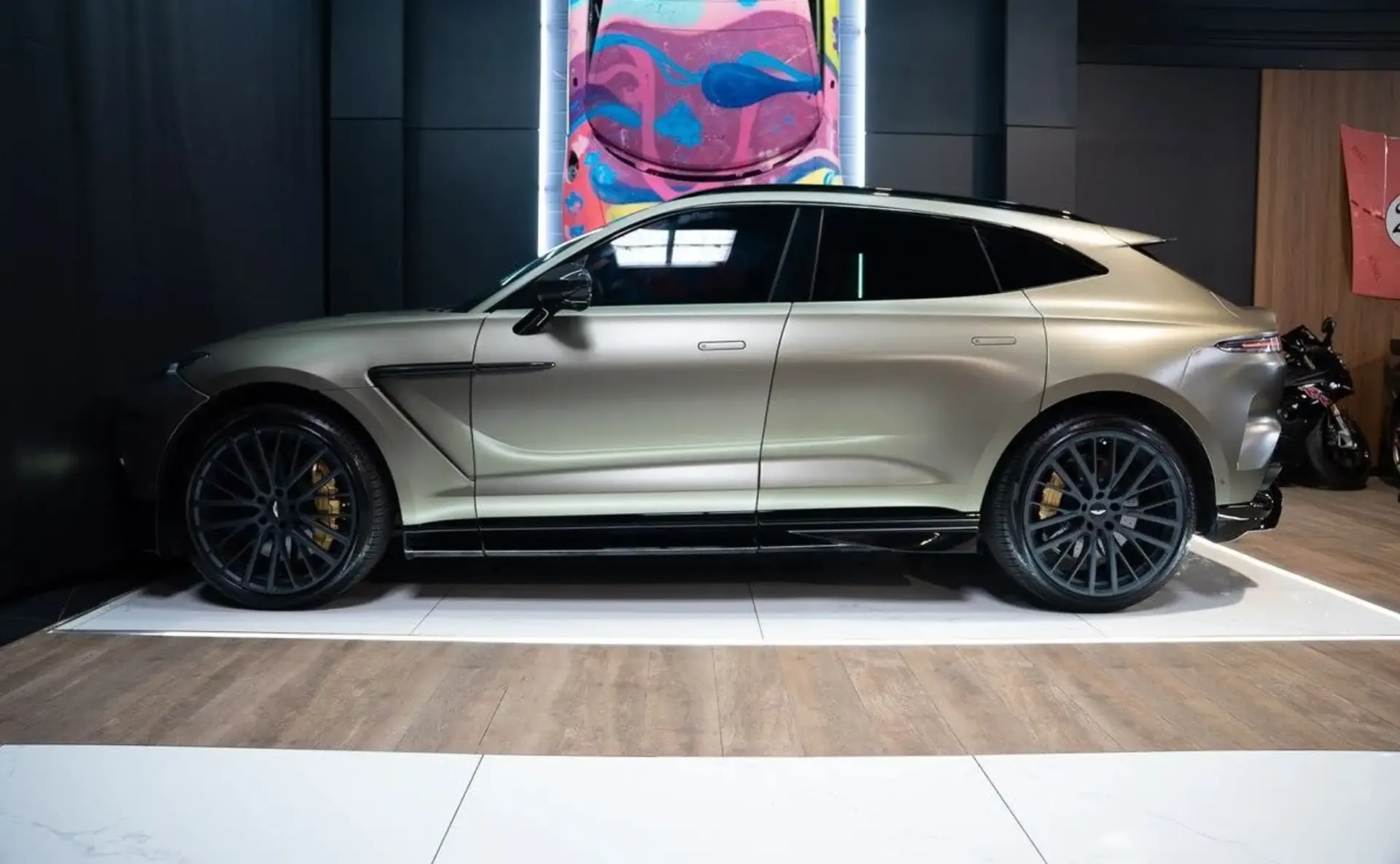 Aston Martin DBX — photo 6