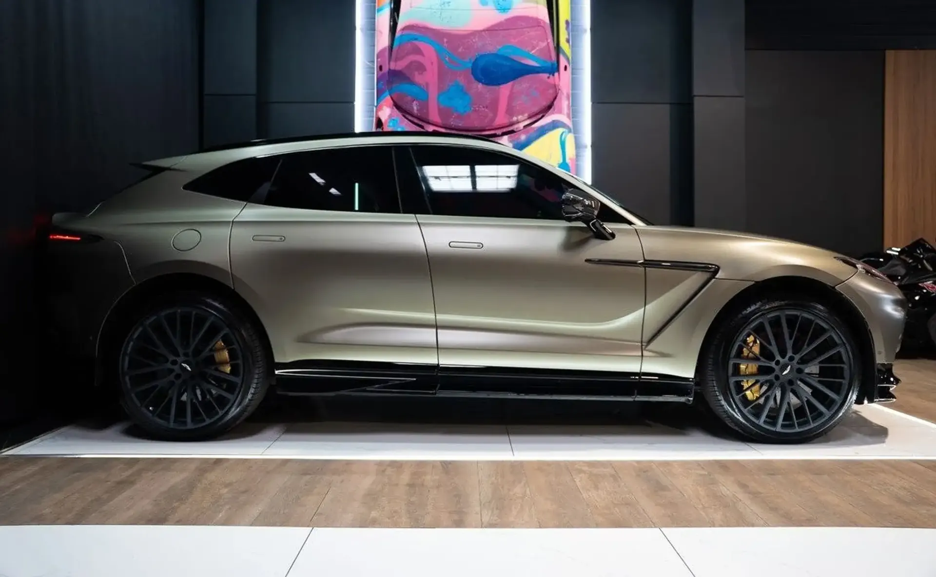 Aston Martin DBX — photo 4