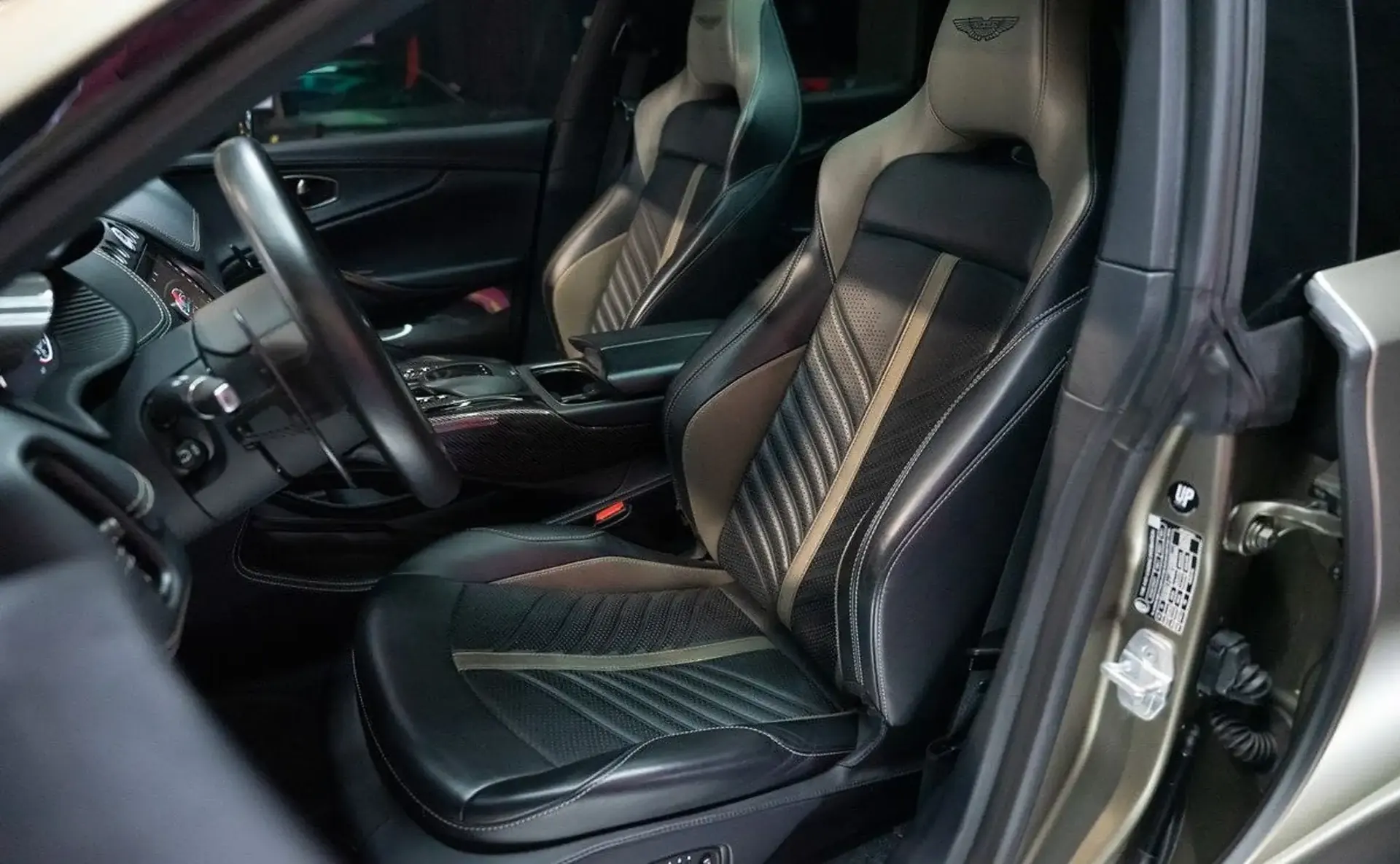 Aston Martin DBX — photo 8