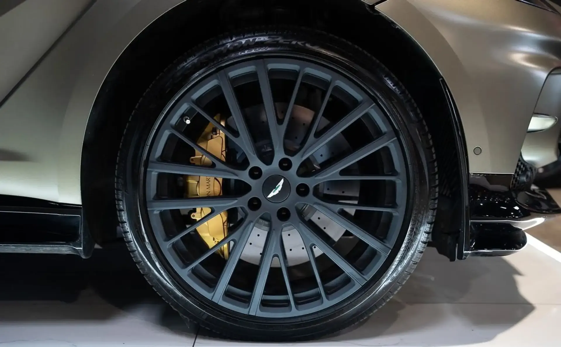 Aston Martin DBX — photo 7