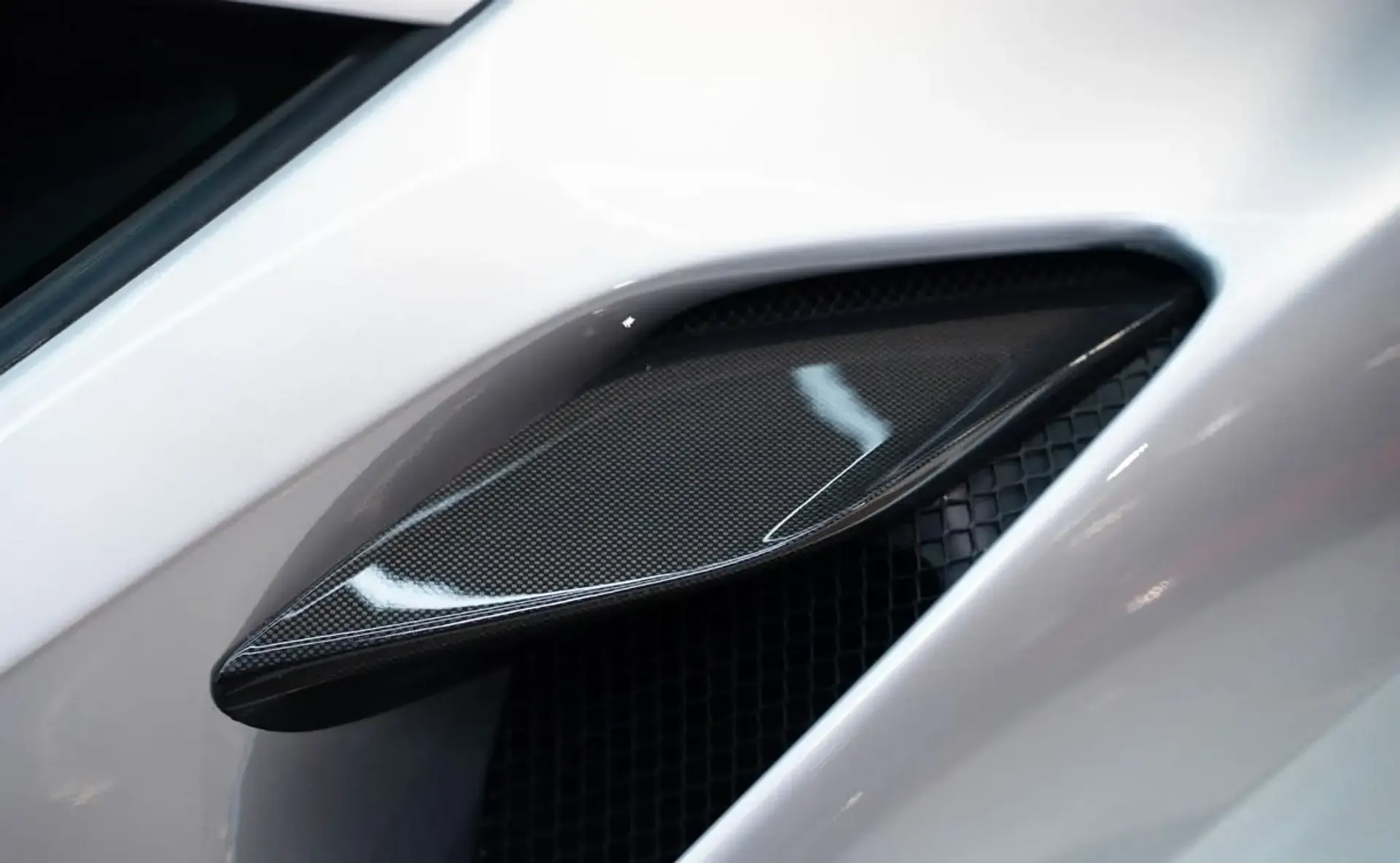 Ferrari F8 — photo 9