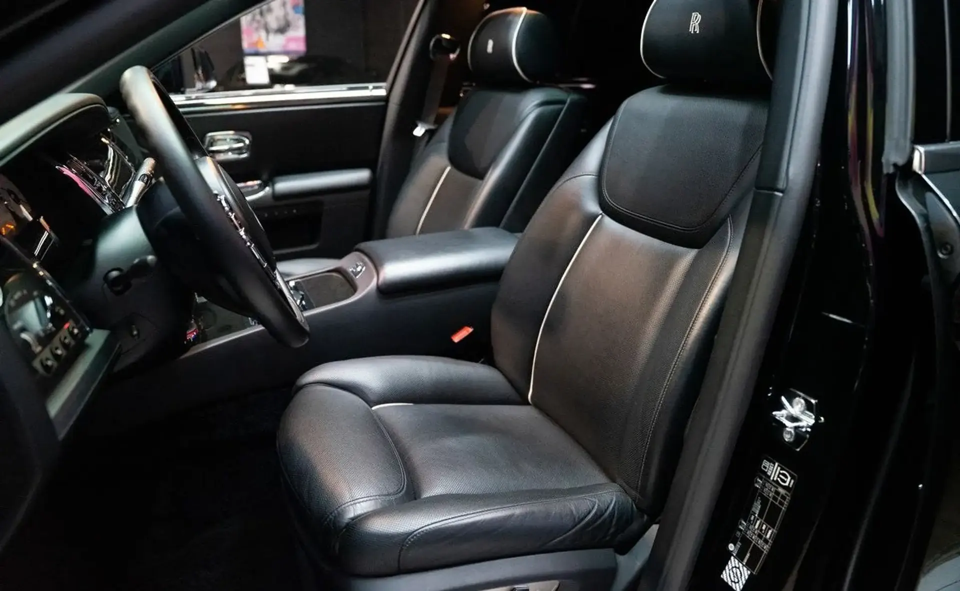 Rolls-Royce Ghost — photo 10