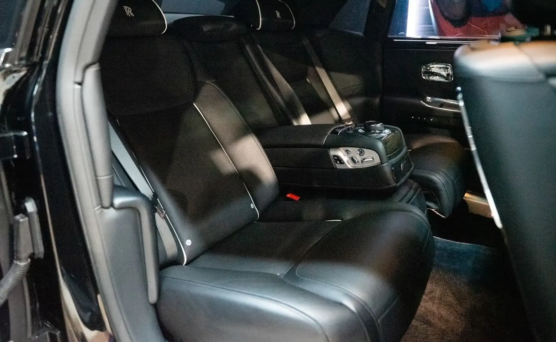 Rolls-Royce Ghost — photo 11