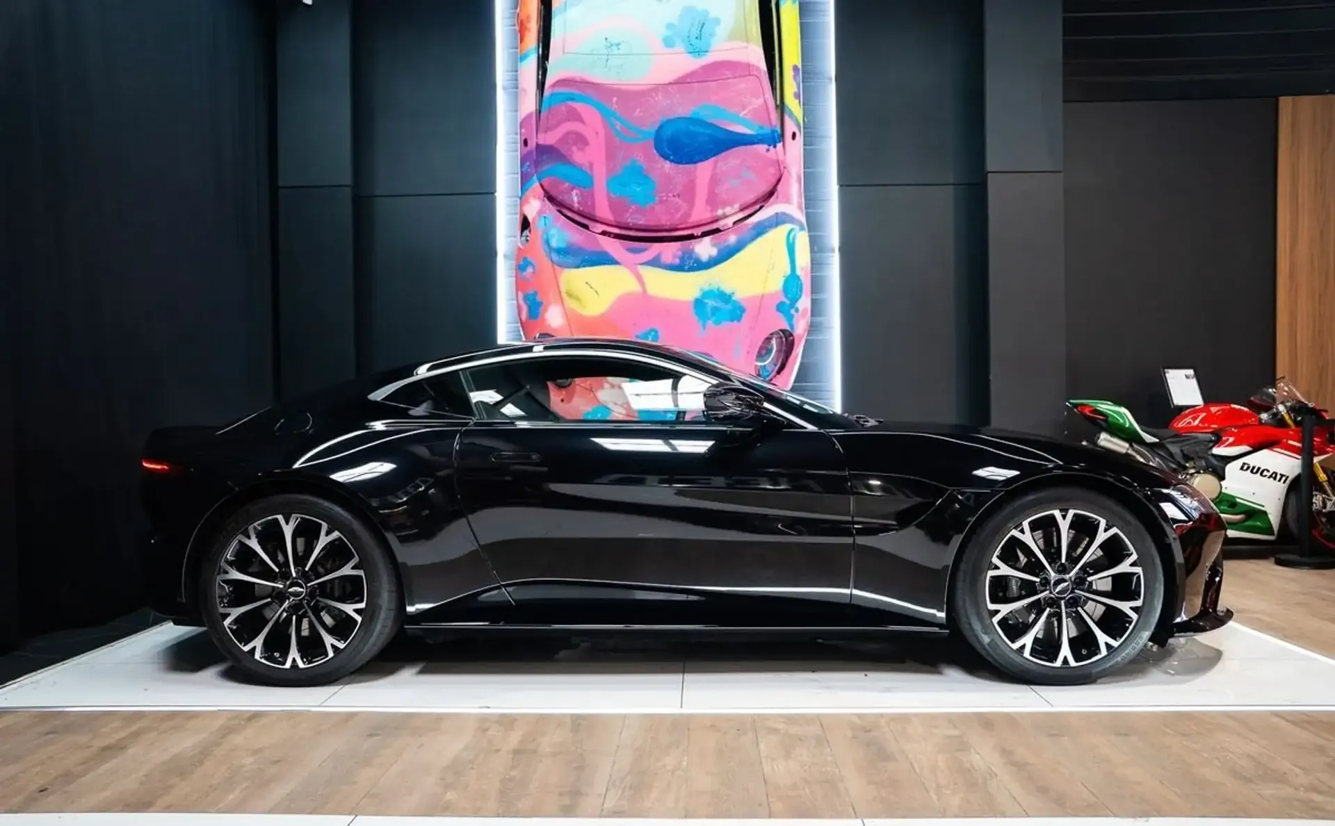 Aston Martin Vantage — photo 3