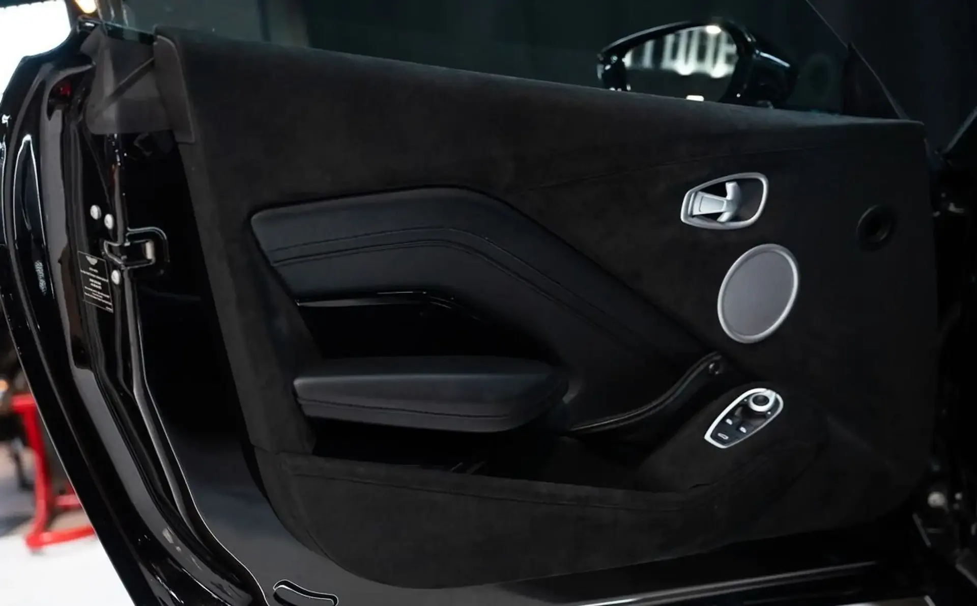 Aston Martin Vantage — photo 13