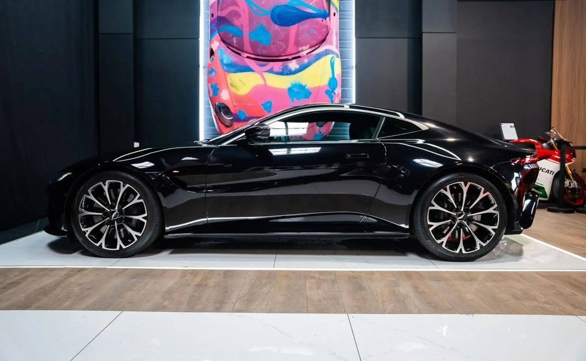 Aston Martin Vantage — photo 4