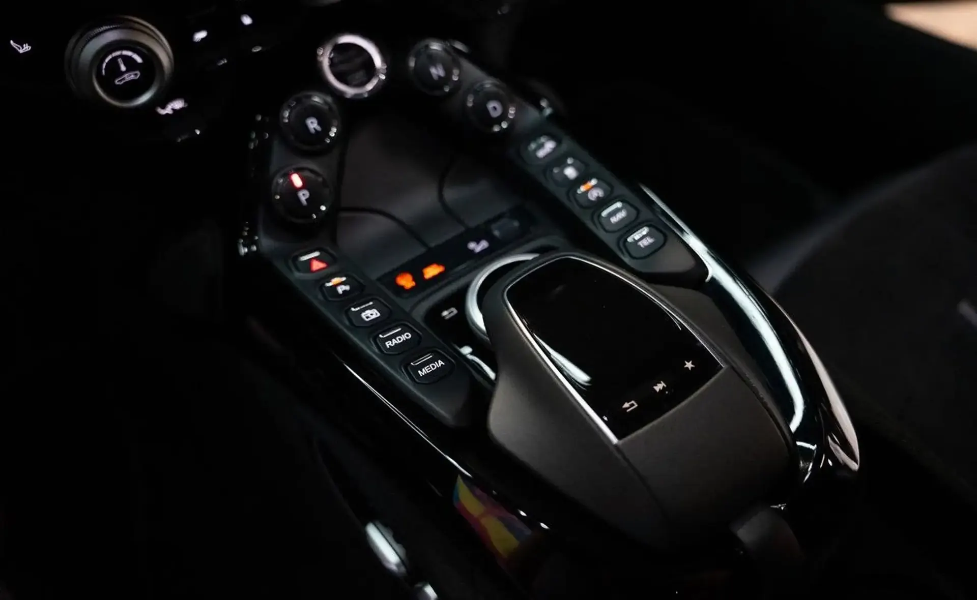 Aston Martin Vantage — photo 10