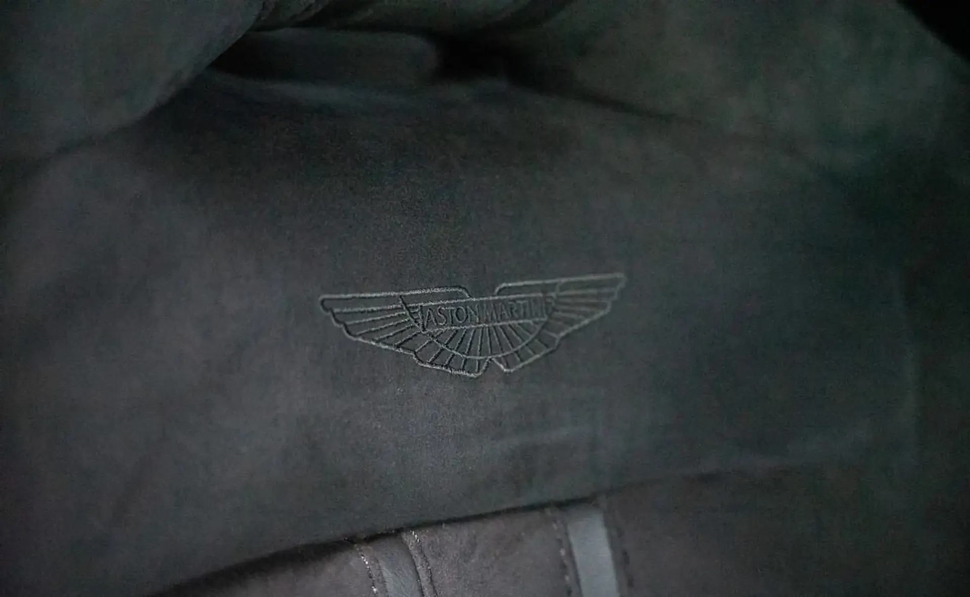 Aston Martin Vantage — photo 12