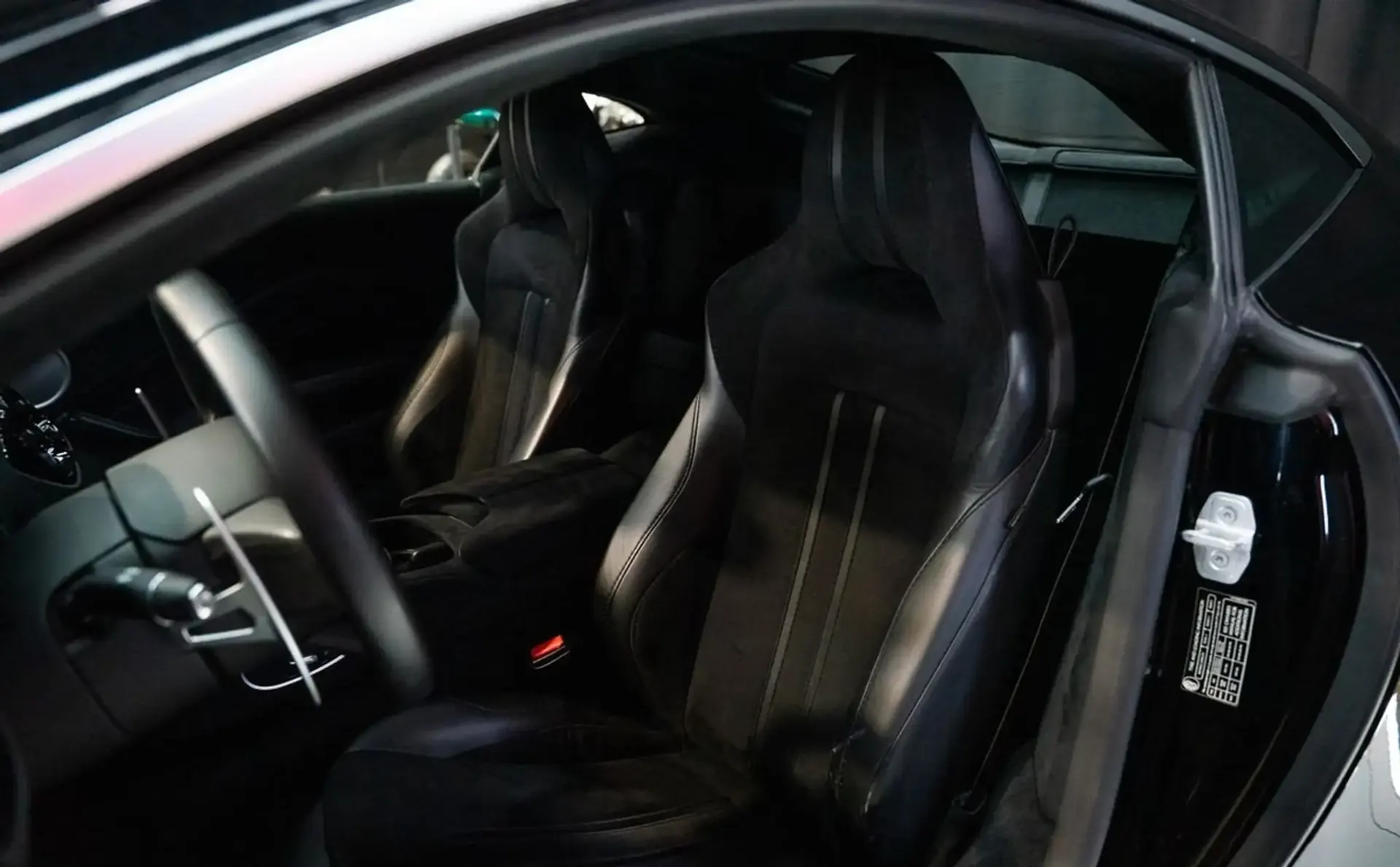 Aston Martin Vantage — photo 8