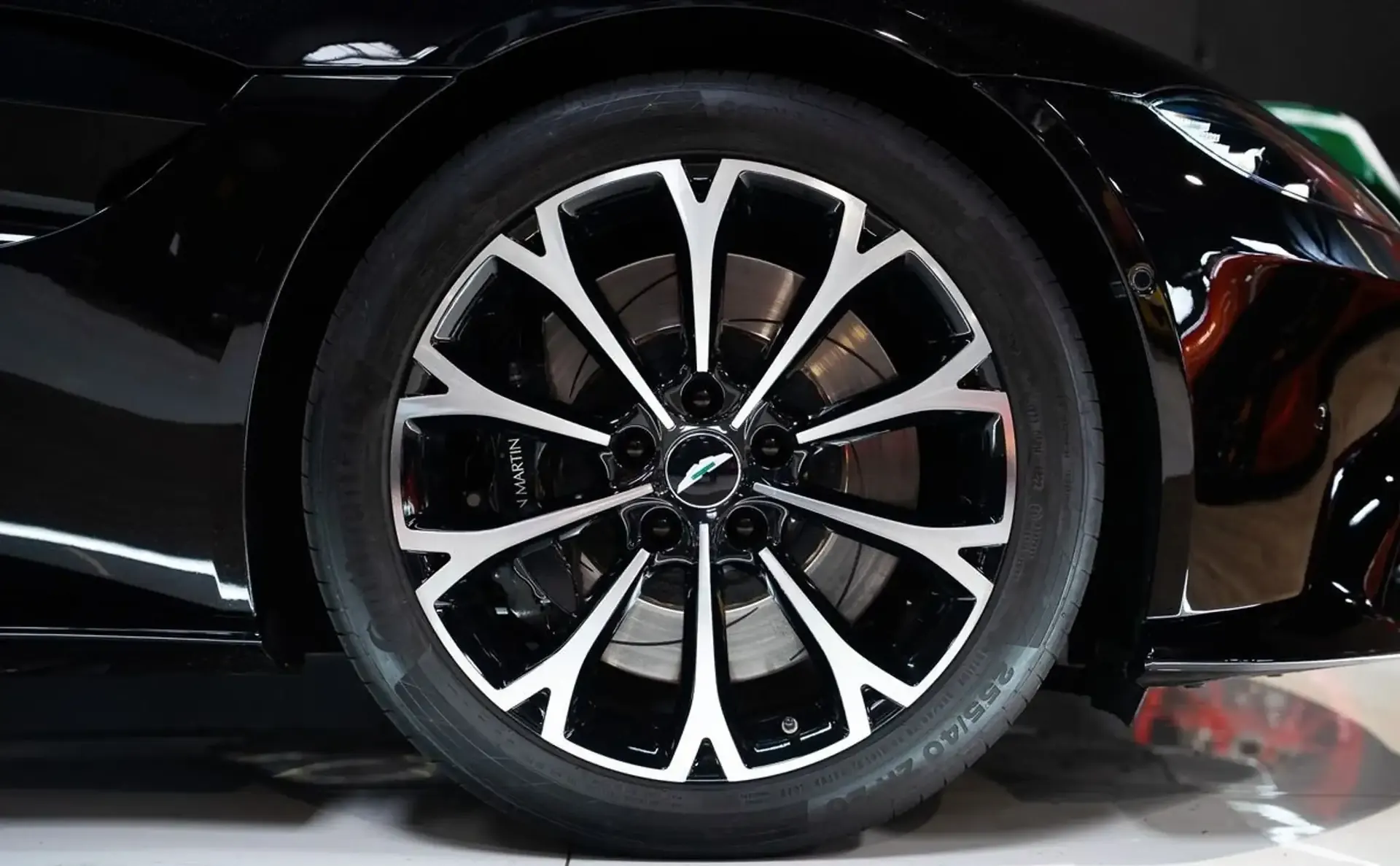 Aston Martin Vantage — photo 11