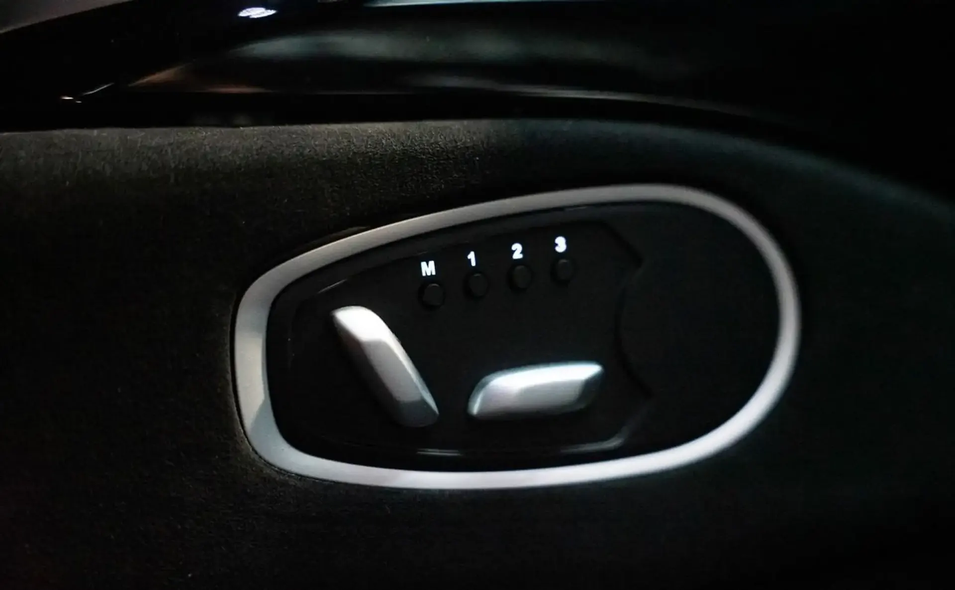 Aston Martin Vantage — photo 15