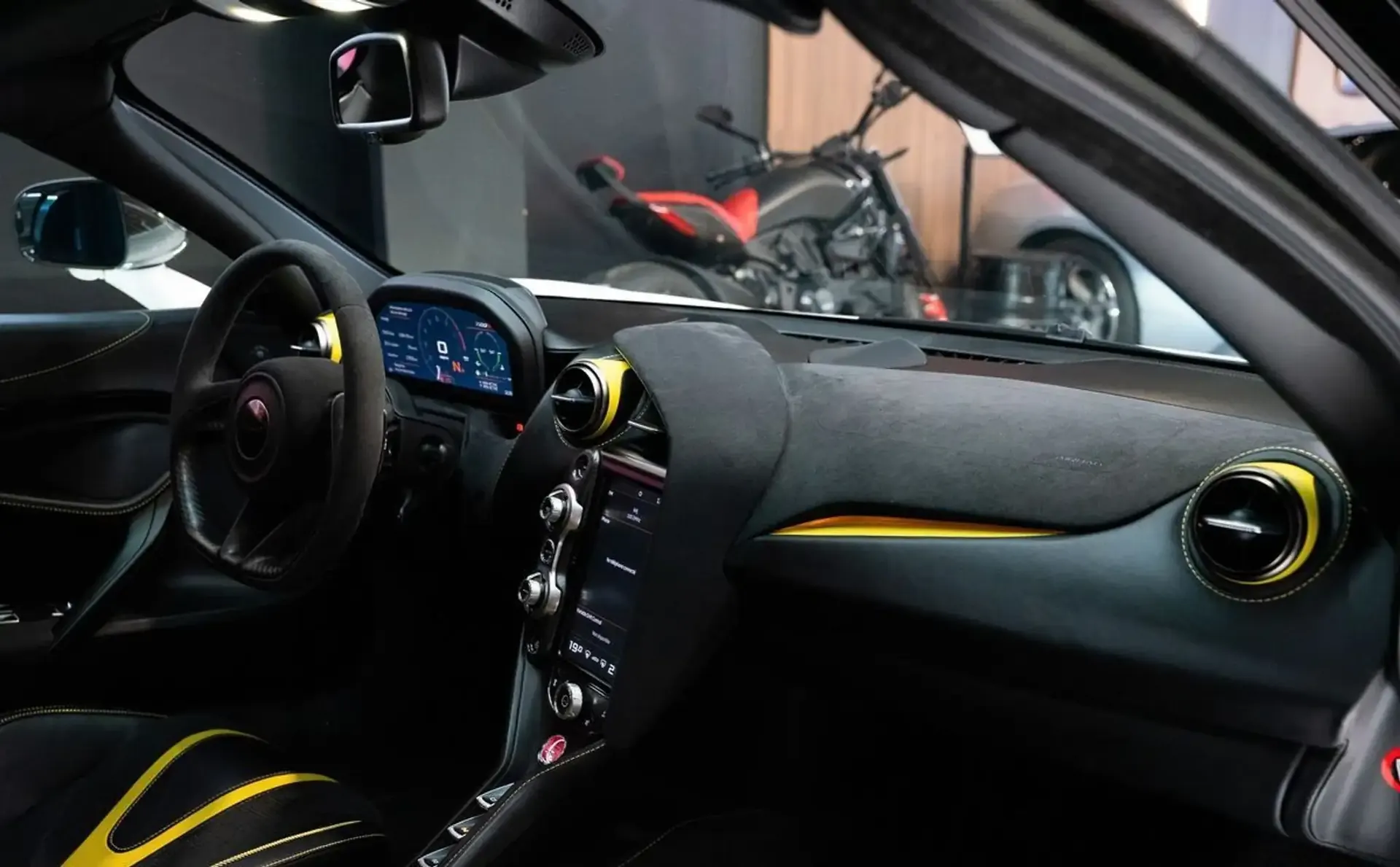 McLaren 720S — photo 7