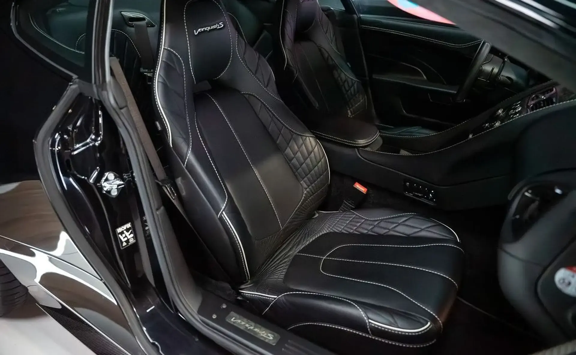 Aston Martin Vanquish — photo 11