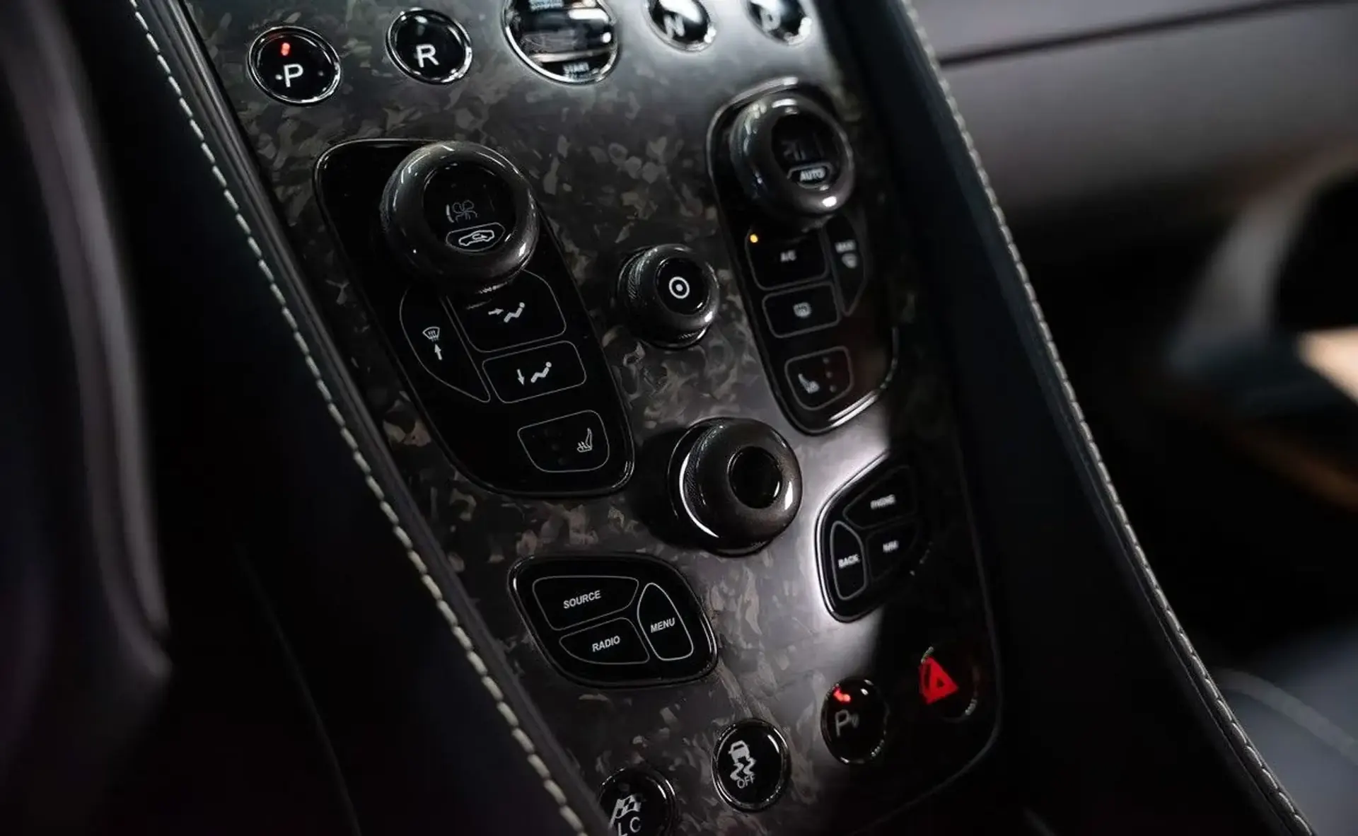 Aston Martin Vanquish — photo 13