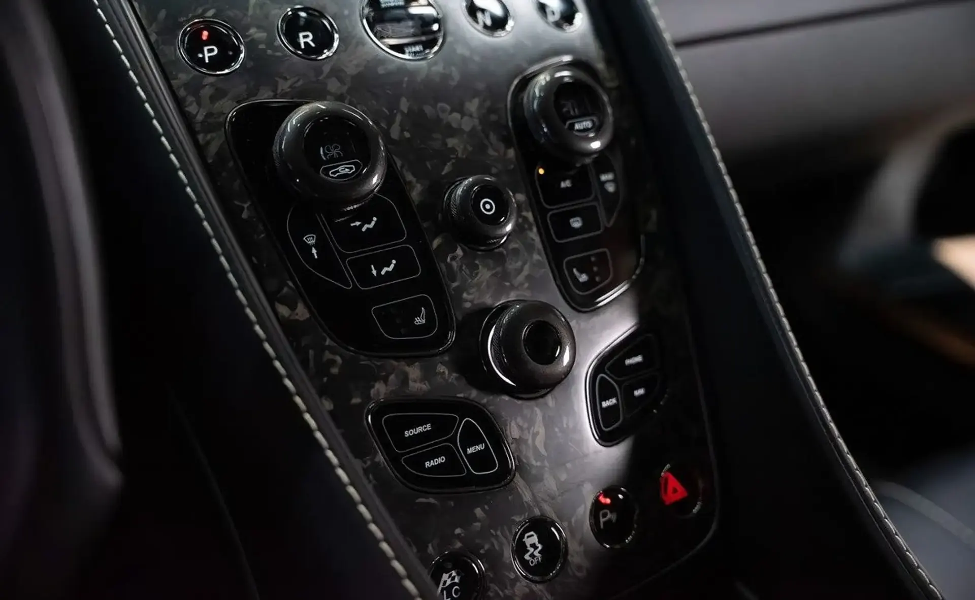 Aston Martin Vanquish — photo 13