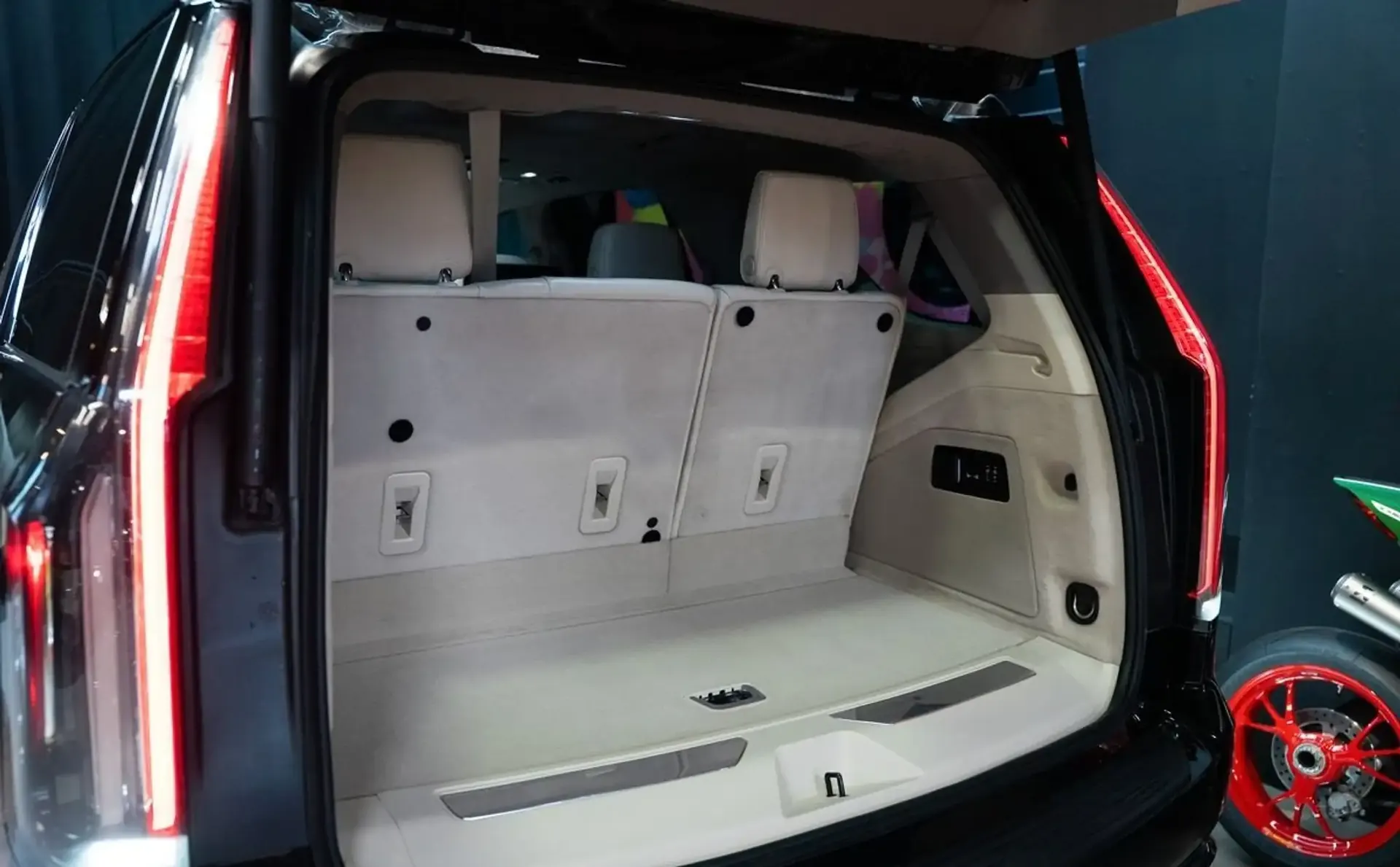Cadillac Escalade — photo 7