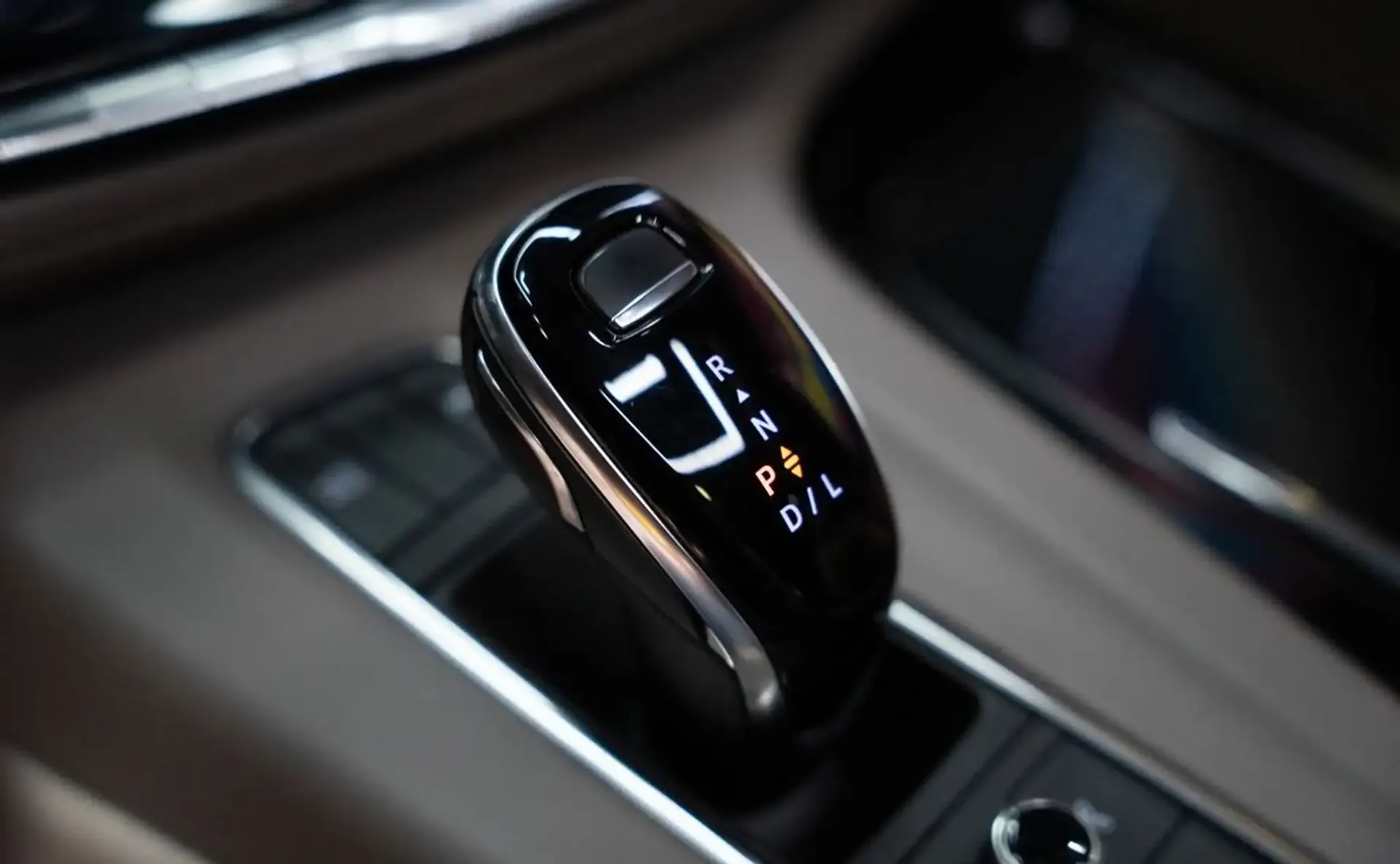 Cadillac Escalade — photo 9