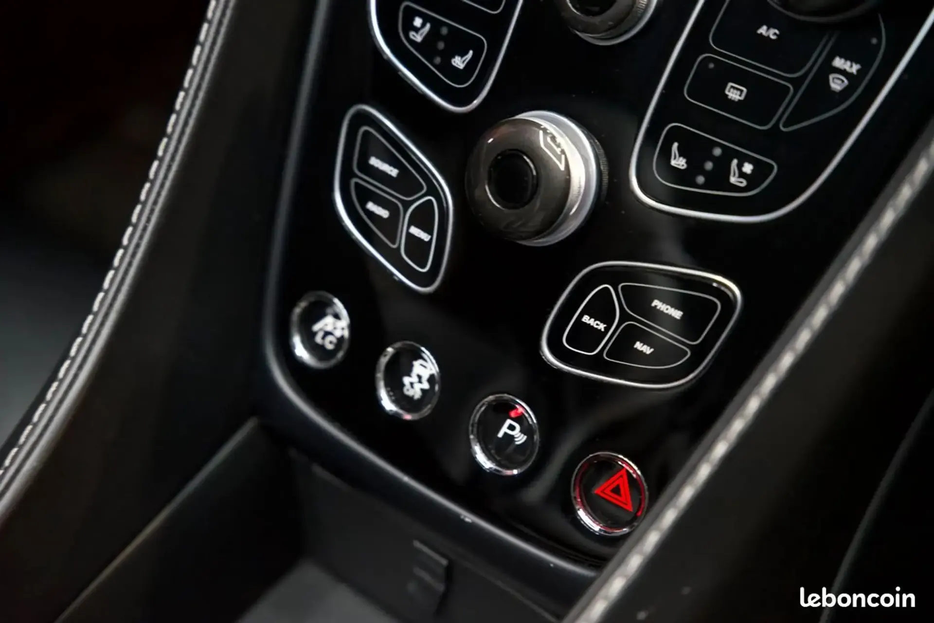 Aston Martin Vanquish — photo 13