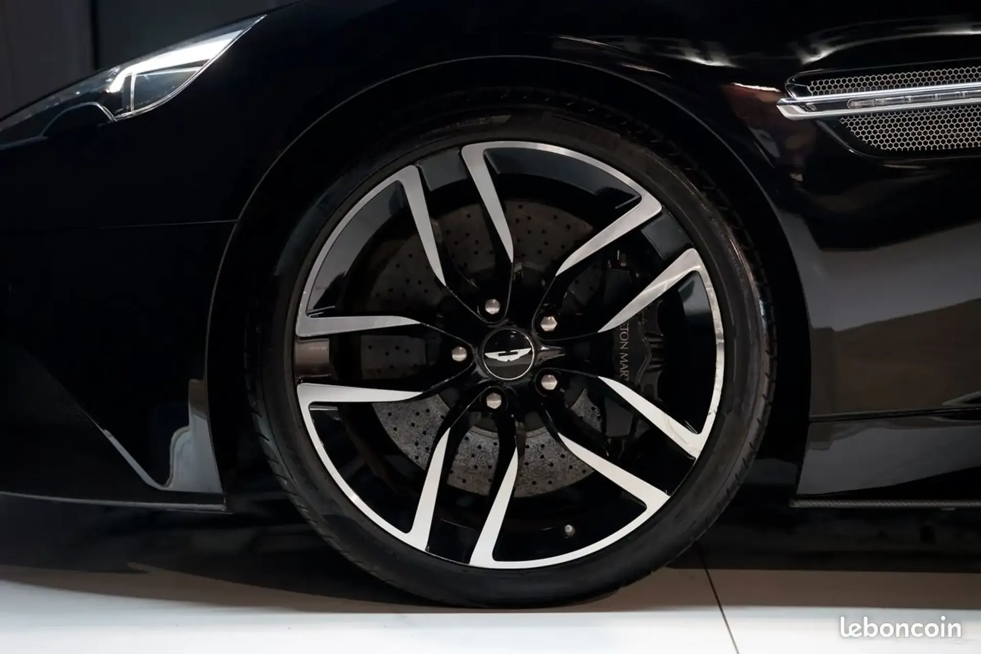 Aston Martin Vanquish — photo 7