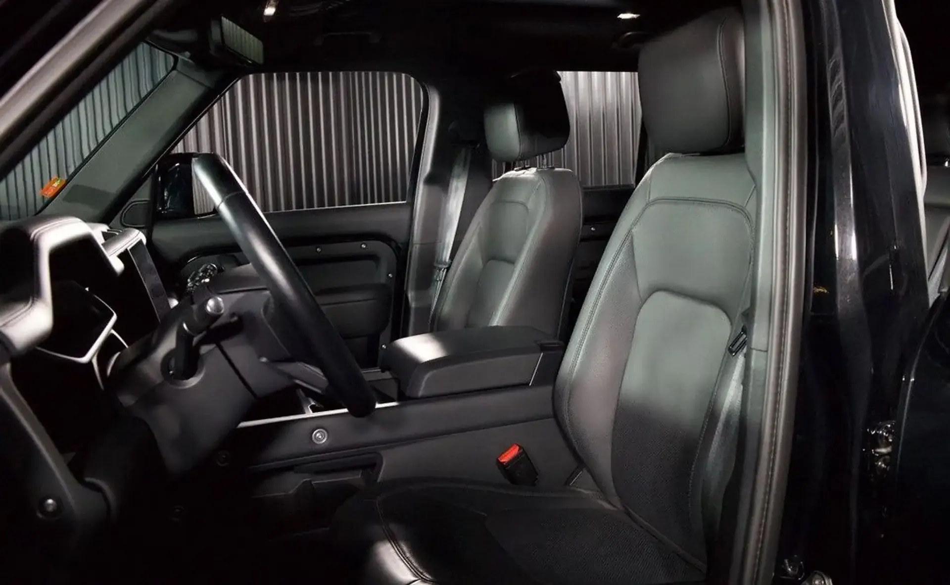 Land Rover Defender — photo 5