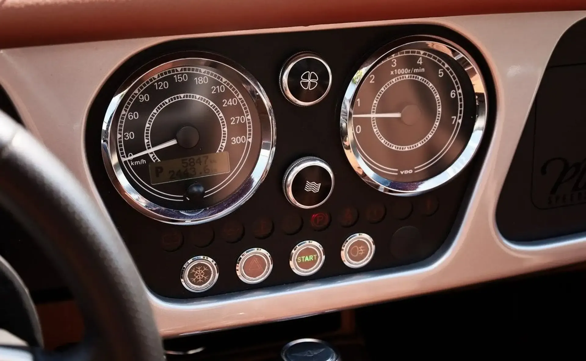 Morgan Plus 8 — photo 10
