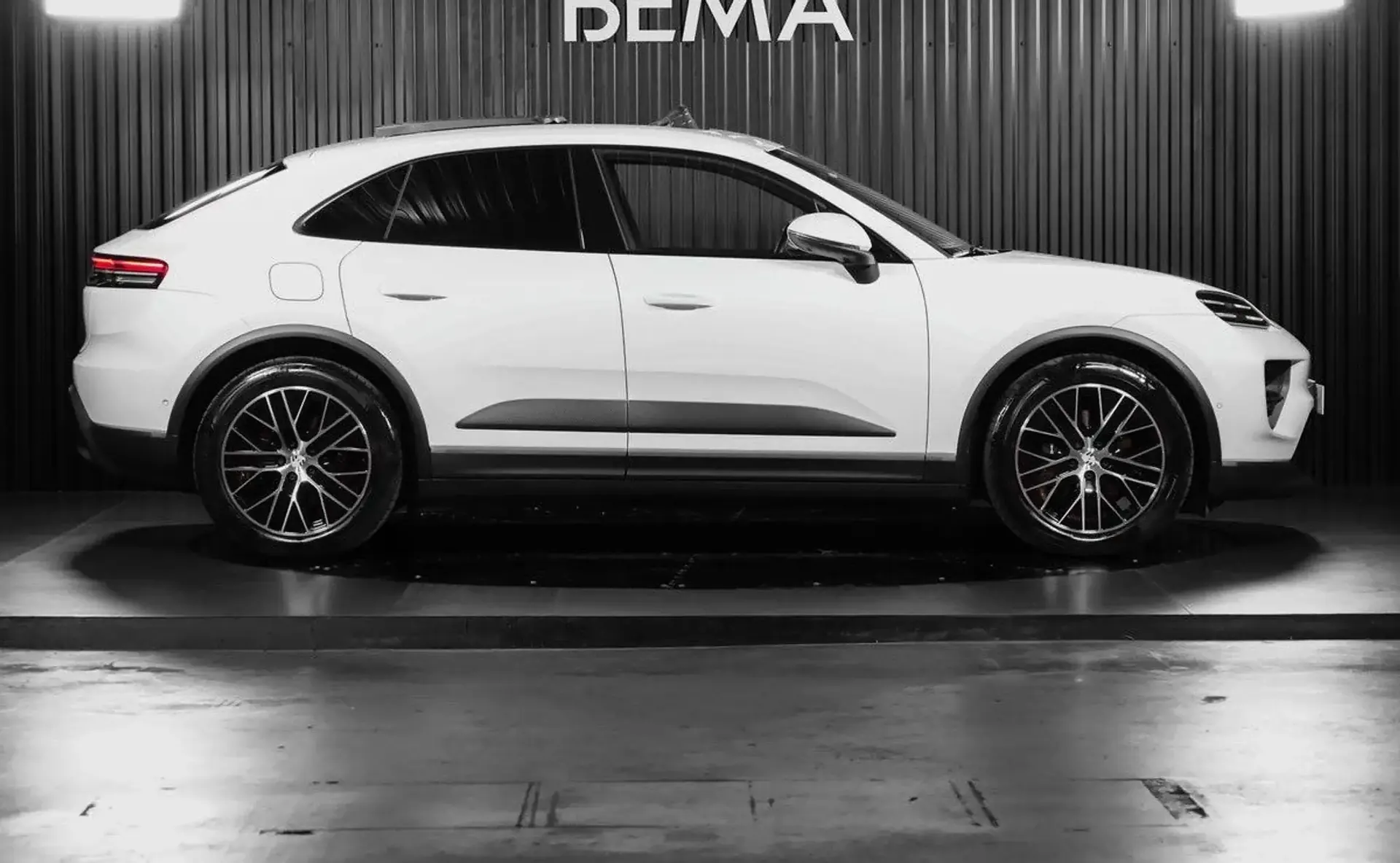 Porsche Macan — photo 7