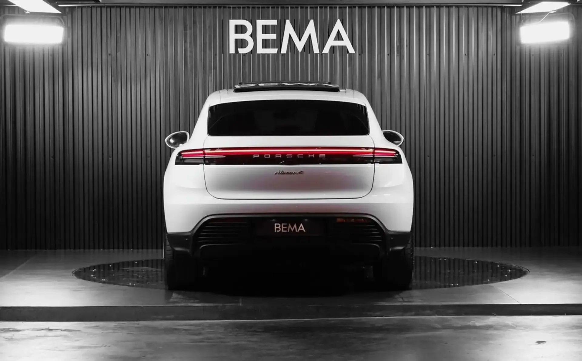 Porsche Macan — photo 9