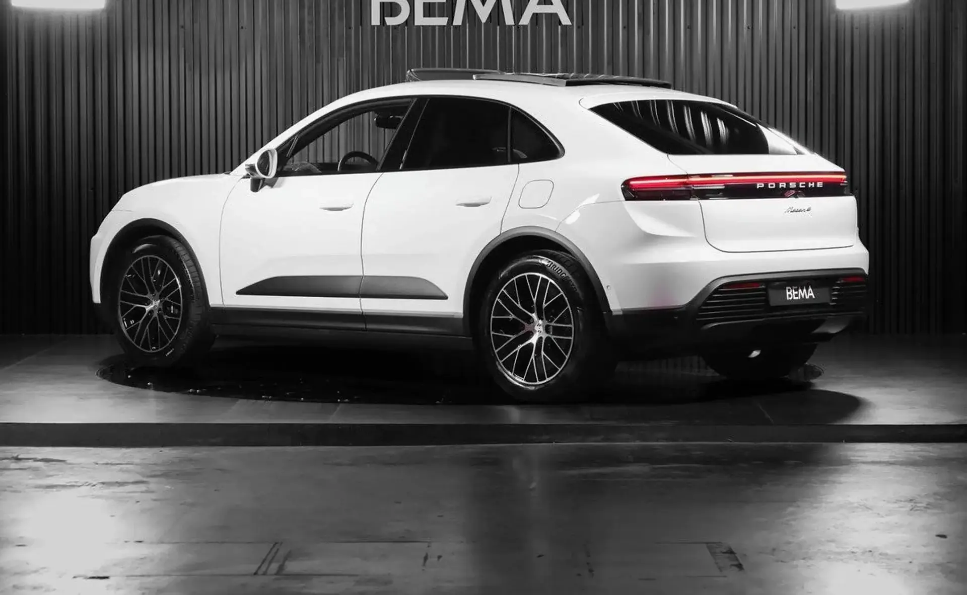 Porsche Macan — photo 5