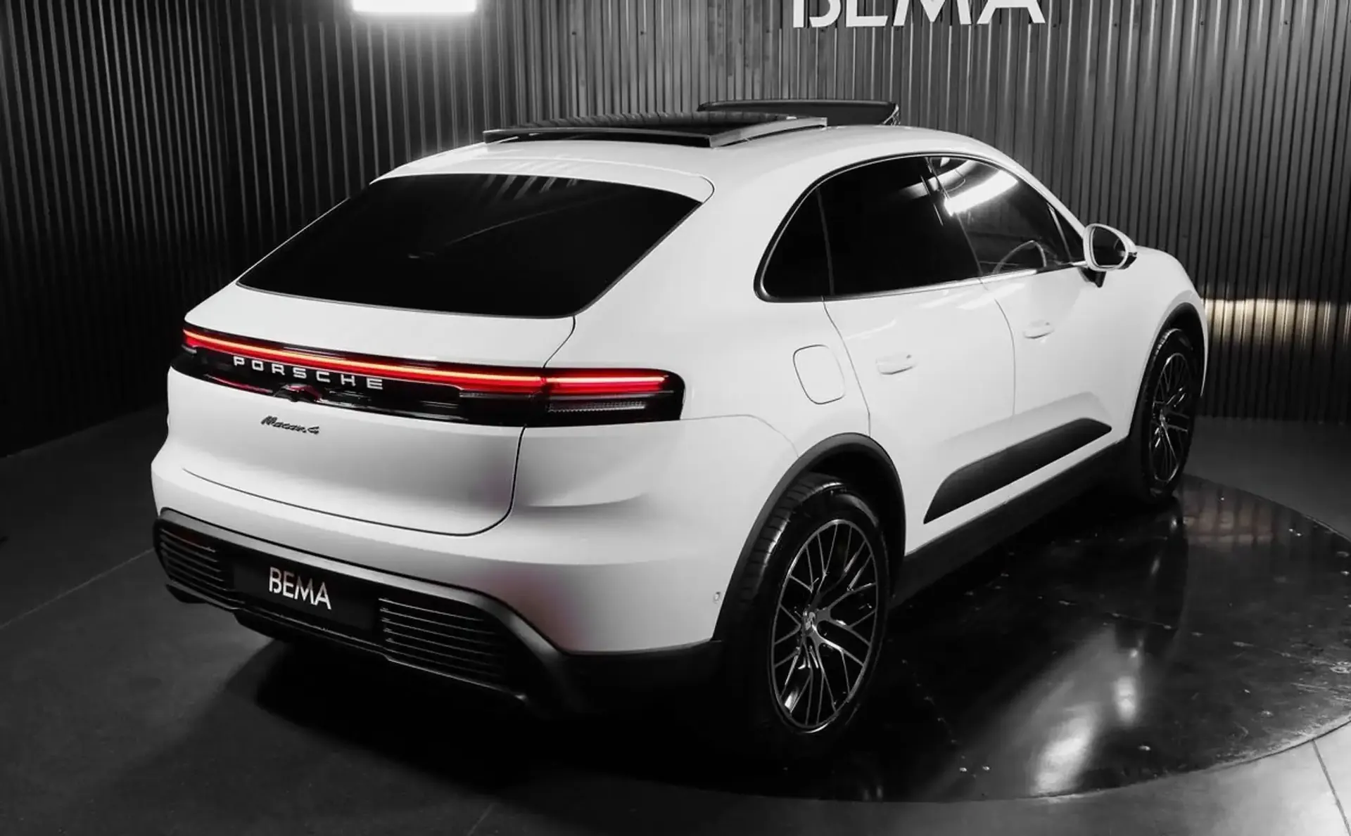 Porsche Macan — photo 14
